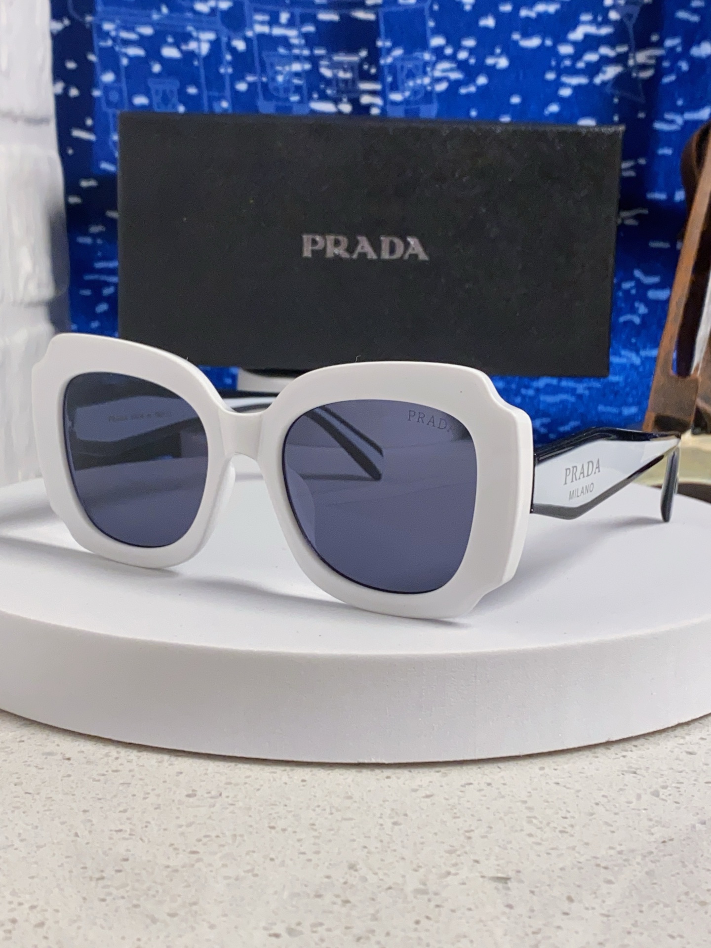 Prada普拉达 新款太阳镜女潮流不规则形渐变板材墨镜30。R 16YSF