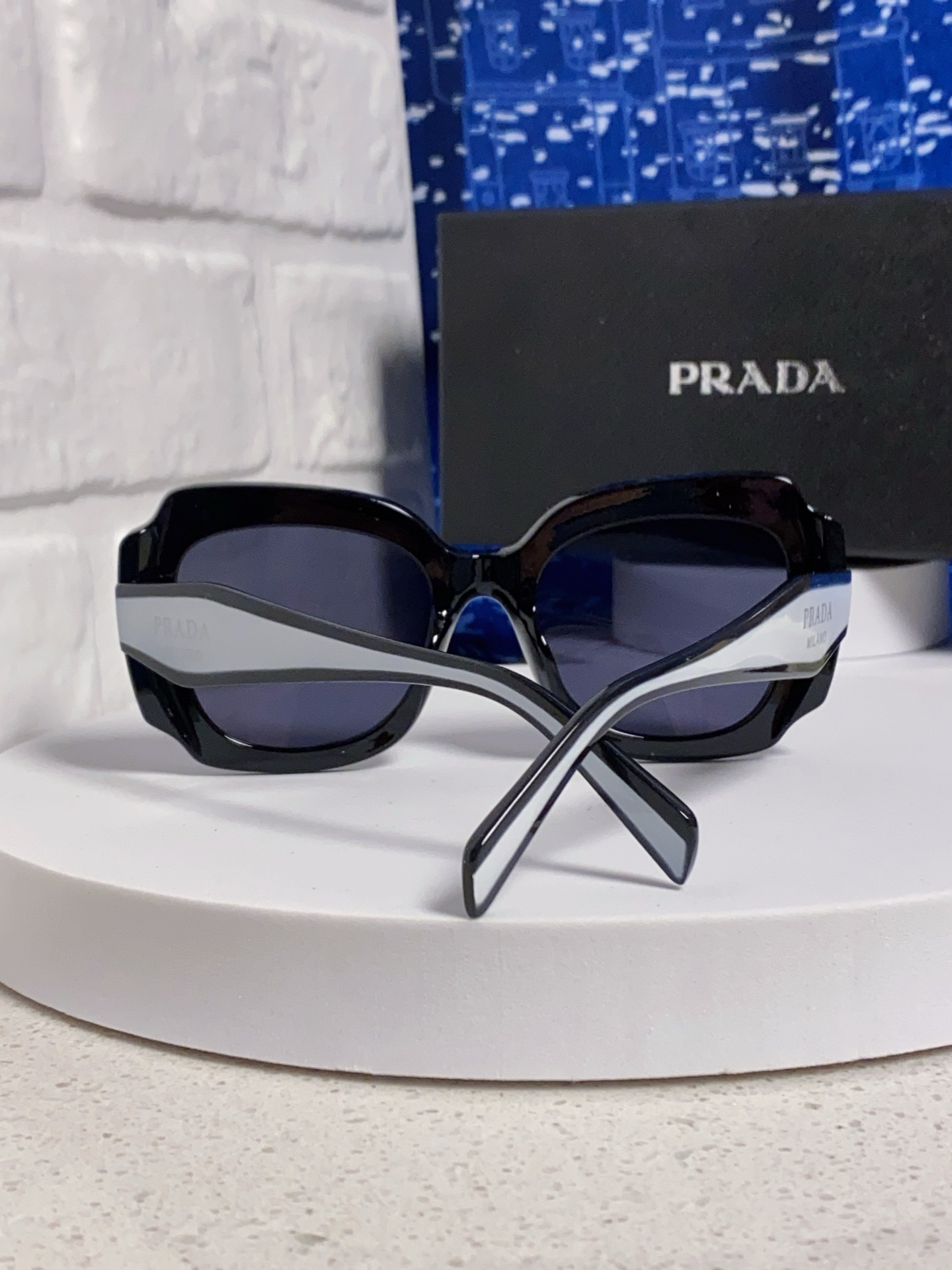 Prada普拉达 新款太阳镜女潮流不规则形渐变板材墨镜30。R 16YSF