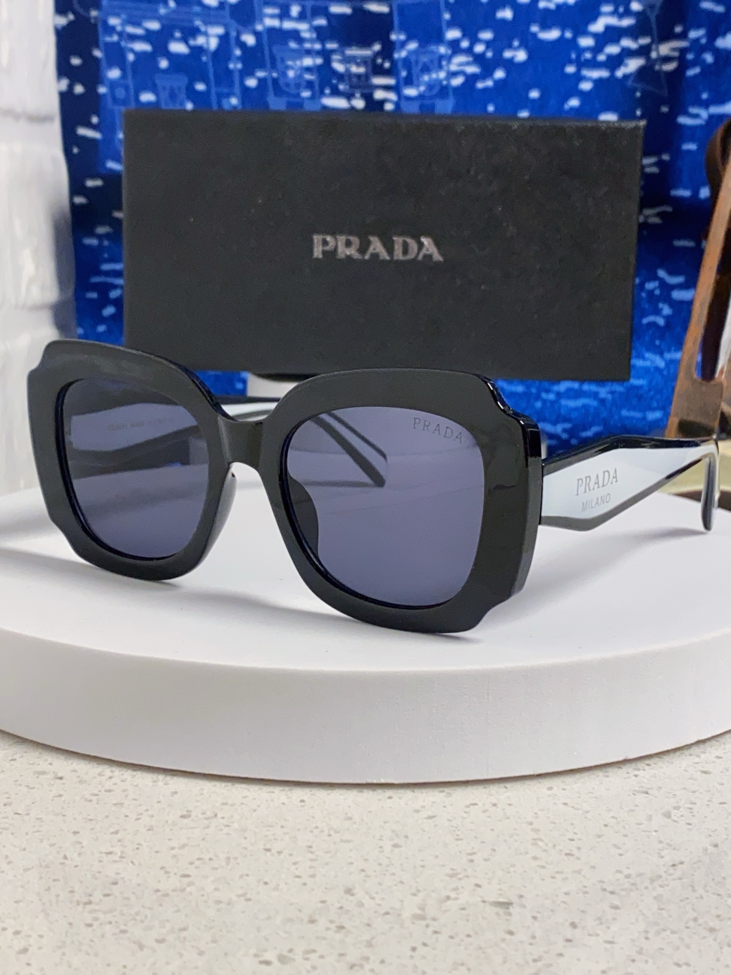 Prada普拉达 新款太阳镜女潮流不规则形渐变板材墨镜30。R 16YSF