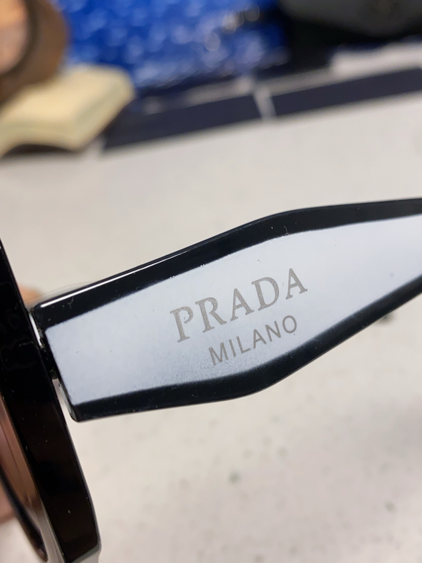 Prada普拉达 新款太阳镜女潮流不规则形渐变板材墨镜30。R 16YSF