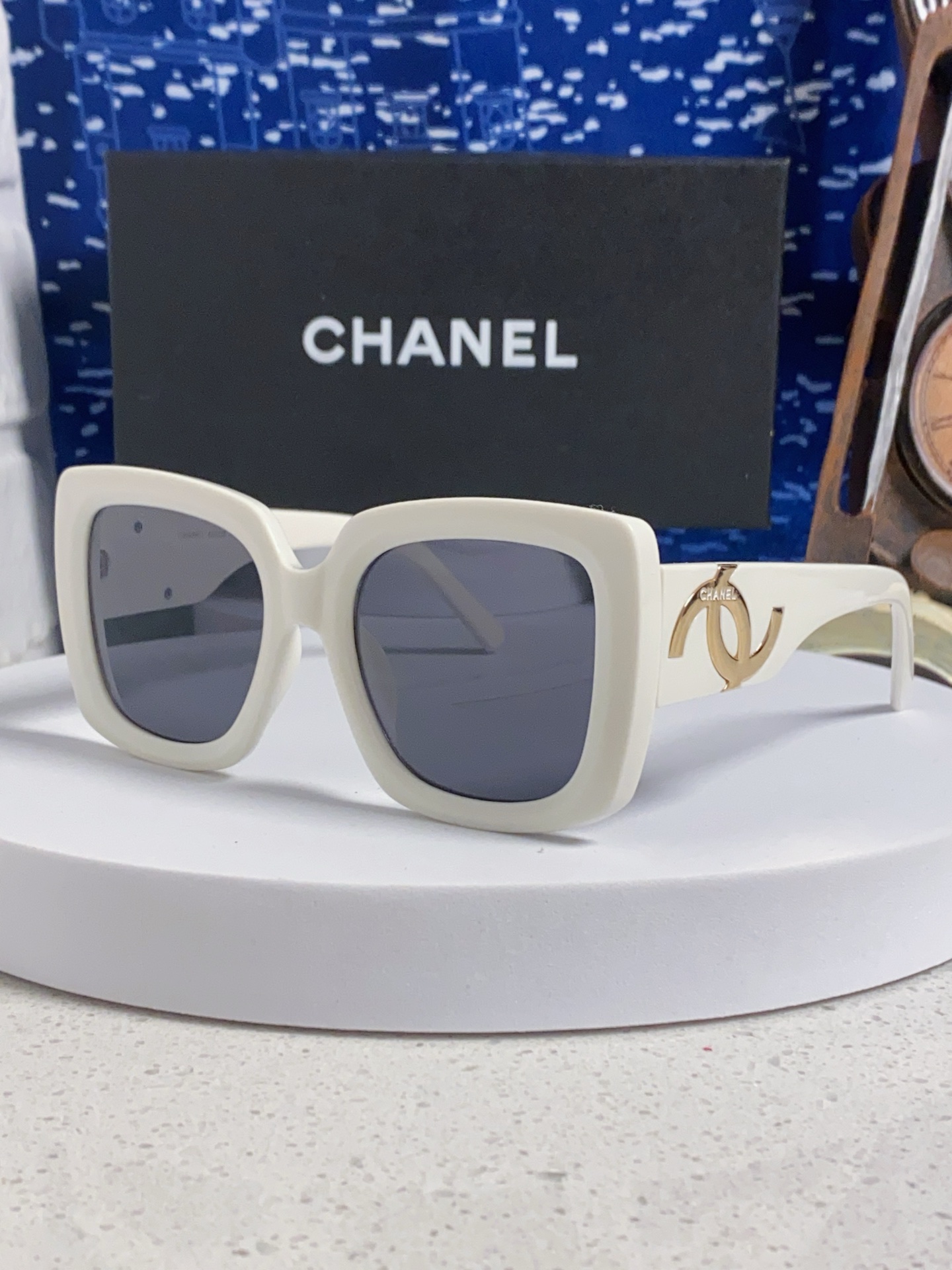  Chanel香奈儿 🕶️Vintage ch5823香奶奶新款☀️
优雅复古的超大方框遮脸墨镜来了🎞

