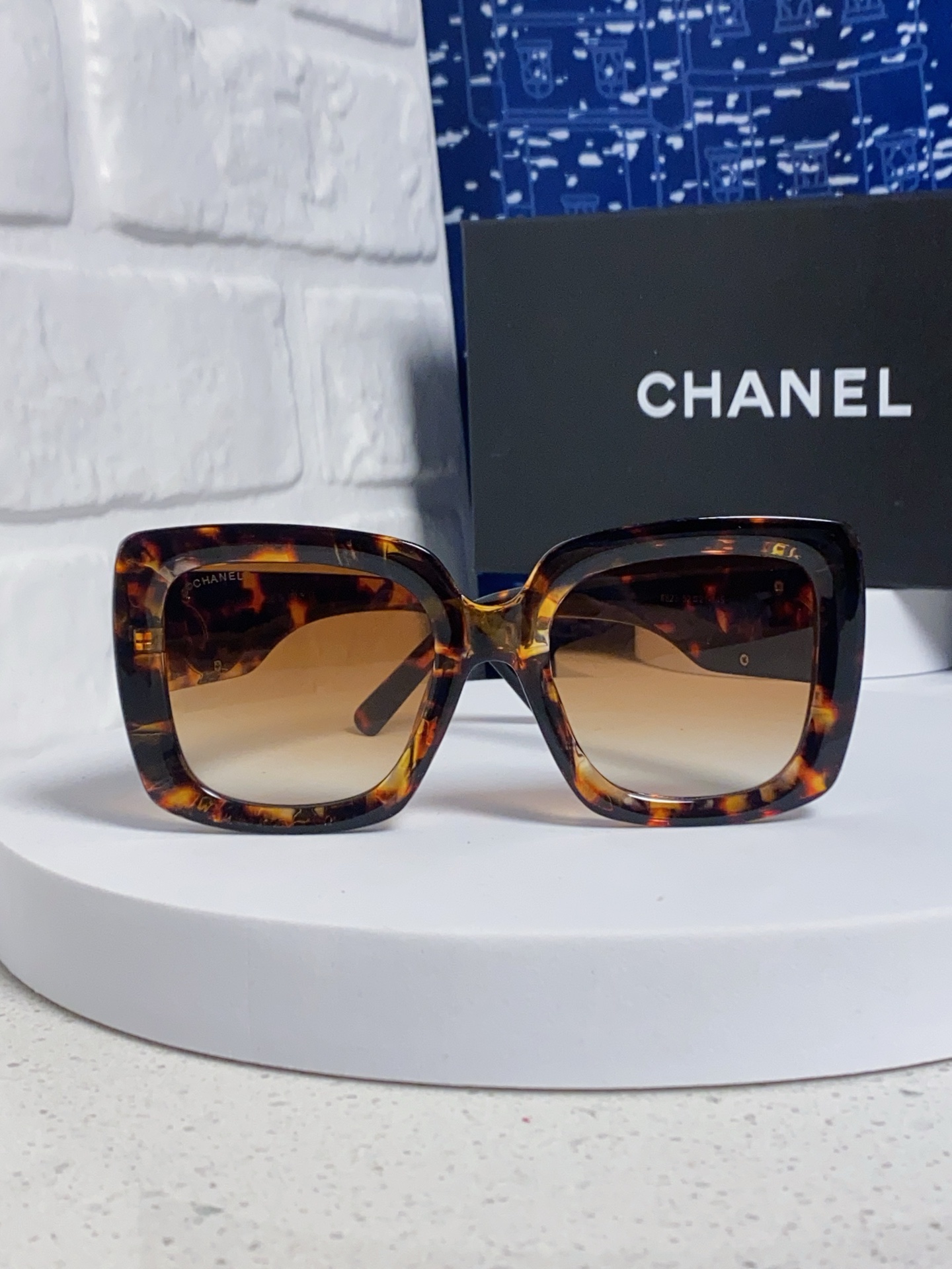  Chanel香奈儿 🕶️Vintage ch5823香奶奶新款☀️
优雅复古的超大方框遮脸墨镜来了🎞
