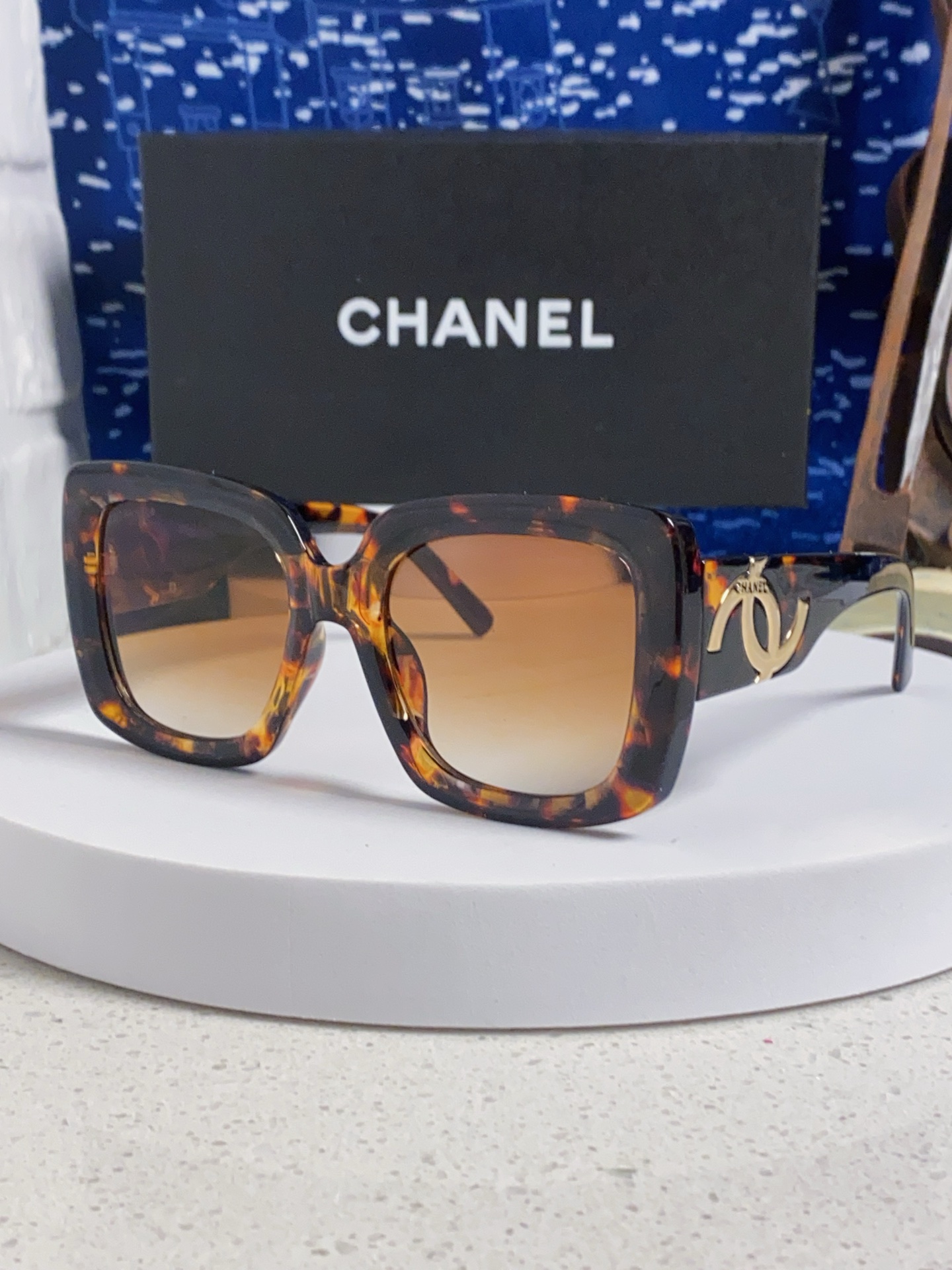  Chanel香奈儿 🕶️Vintage ch5823香奶奶新款☀️
优雅复古的超大方框遮脸墨镜来了🎞
