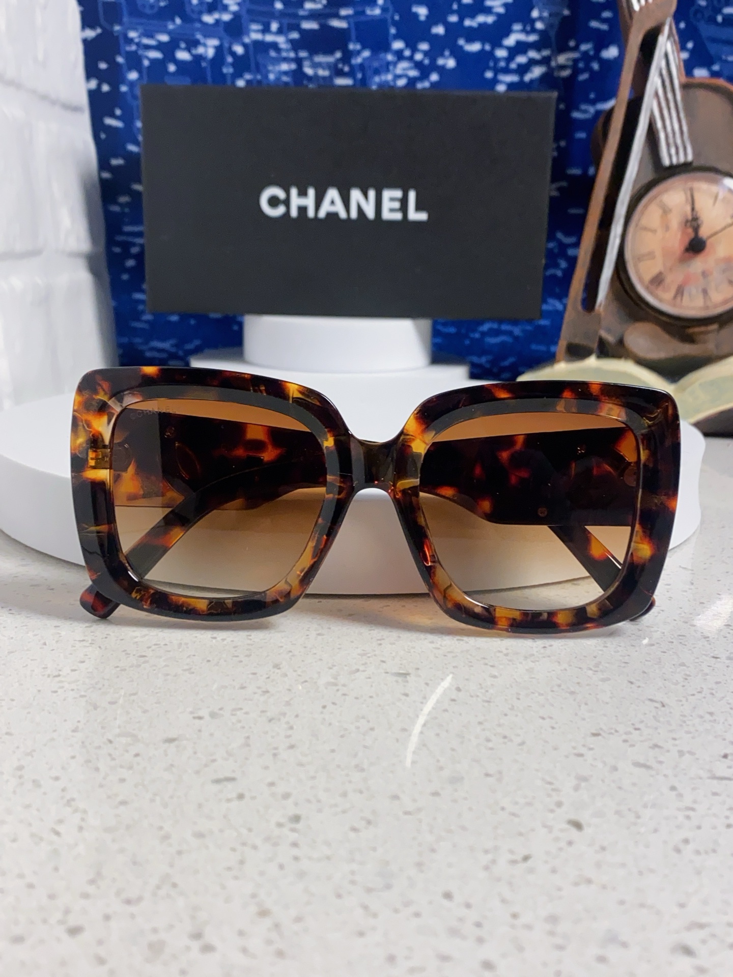  Chanel香奈儿 🕶️Vintage ch5823香奶奶新款☀️
优雅复古的超大方框遮脸墨镜来了🎞
