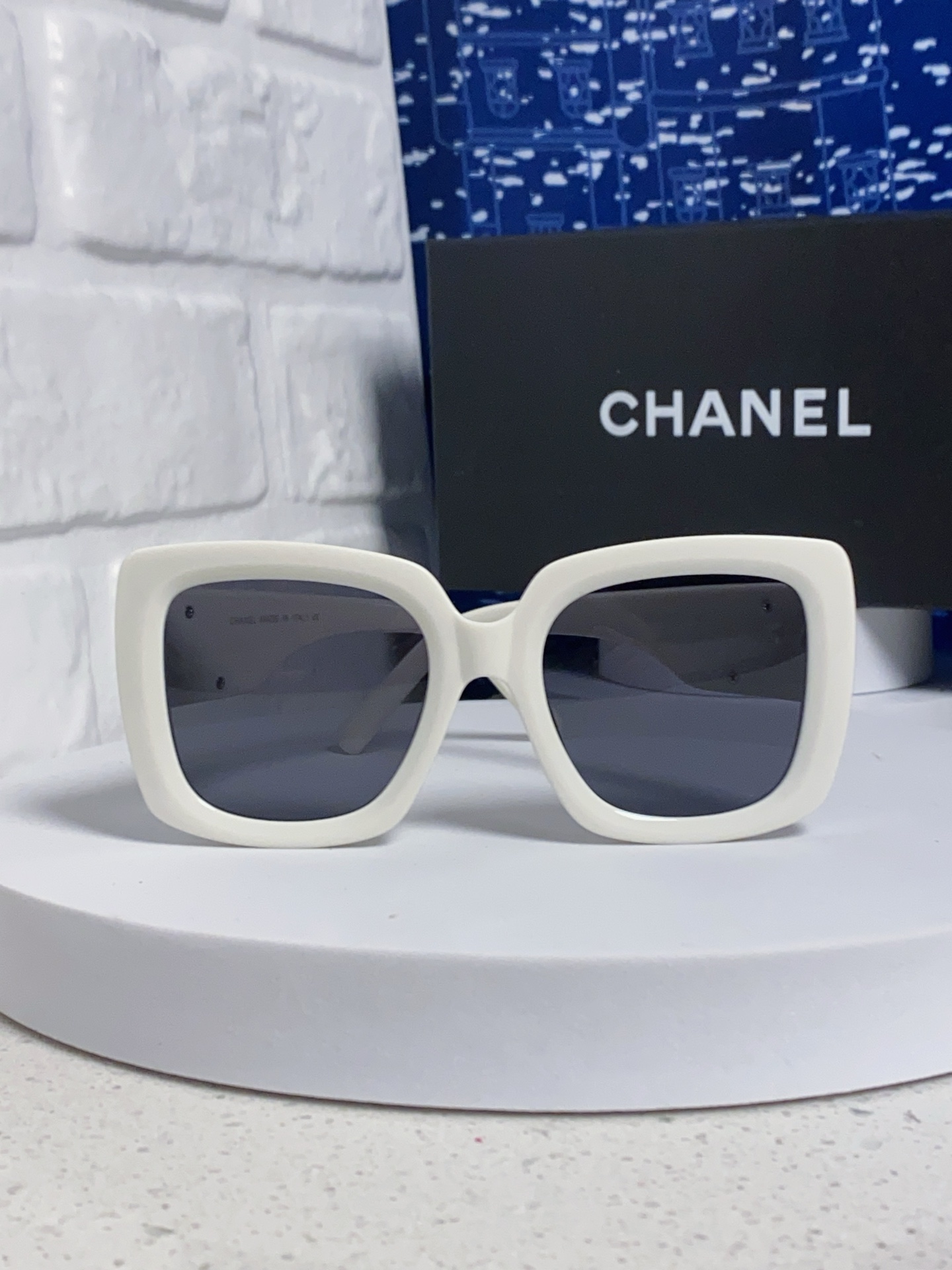  Chanel香奈儿 🕶️Vintage ch5823香奶奶新款☀️
优雅复古的超大方框遮脸墨镜来了🎞
