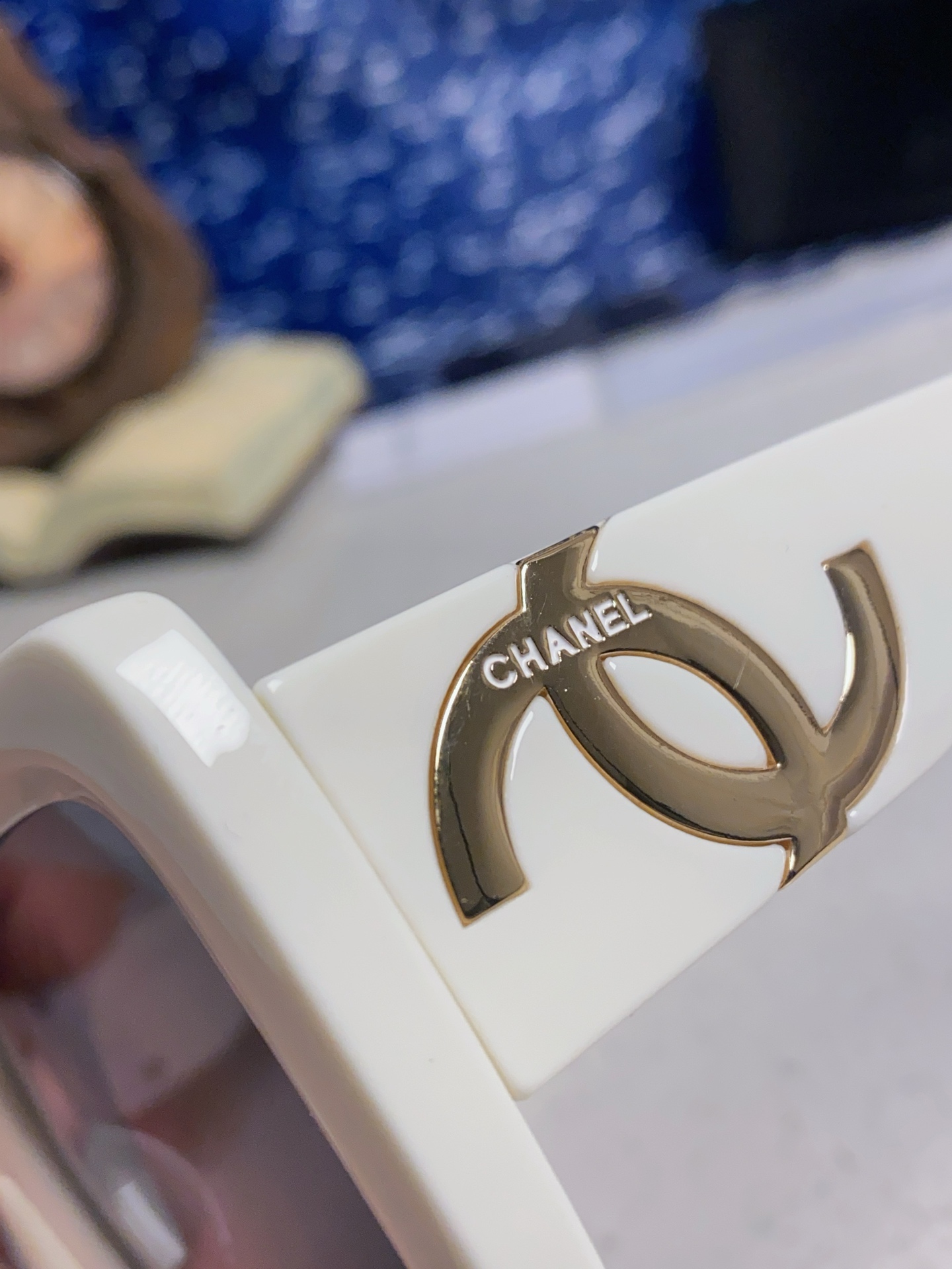  Chanel香奈儿 🕶️Vintage ch5823香奶奶新款☀️
优雅复古的超大方框遮脸墨镜来了🎞
