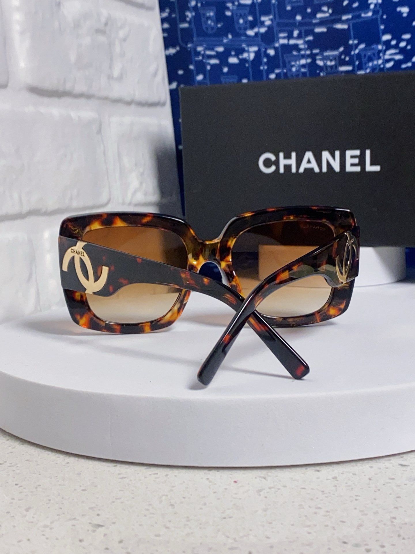  Chanel香奈儿 🕶️Vintage ch5823香奶奶新款☀️
优雅复古的超大方框遮脸墨镜来了🎞
