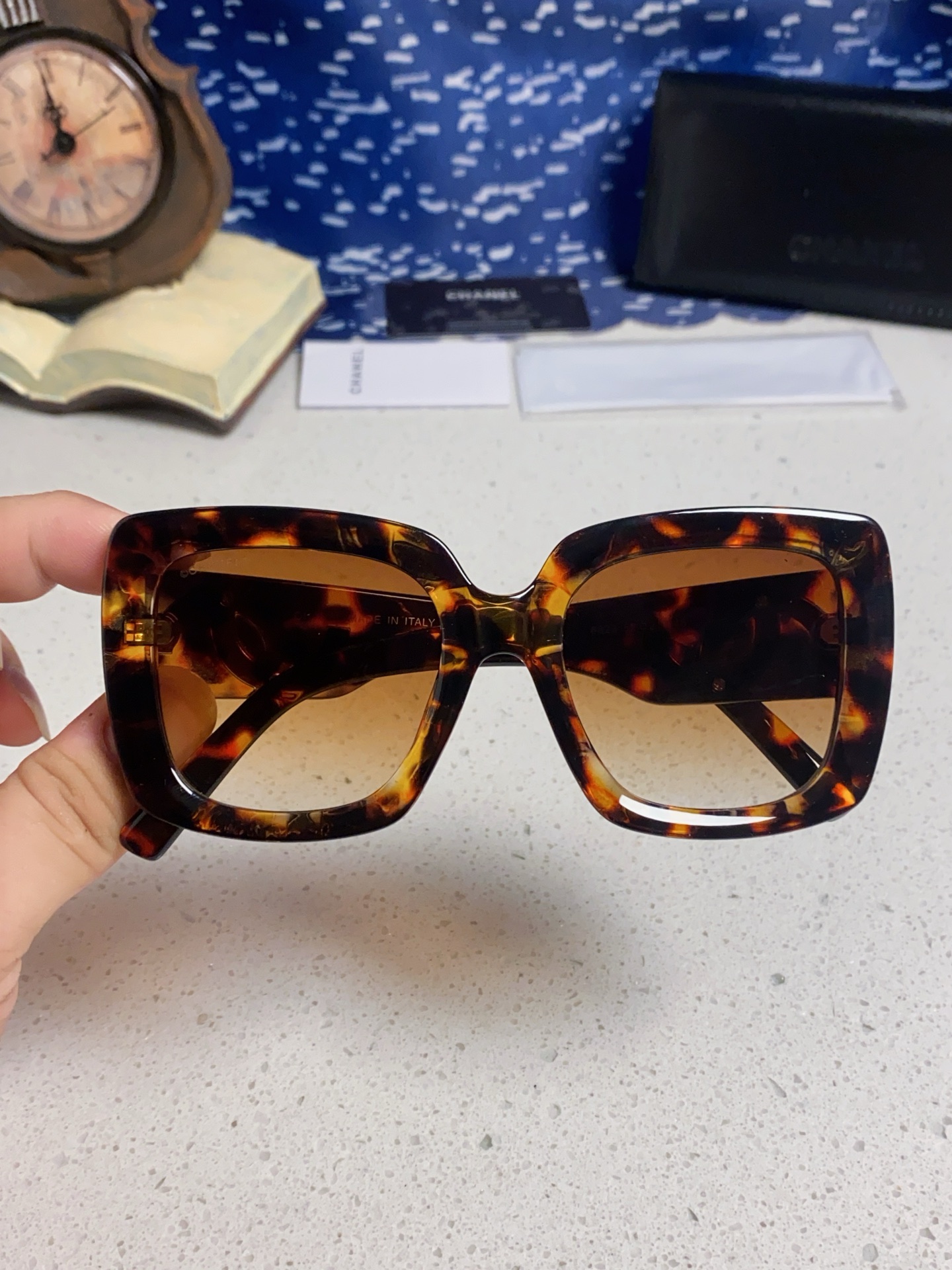  Chanel香奈儿 🕶️Vintage ch5823香奶奶新款☀️
优雅复古的超大方框遮脸墨镜来了🎞

