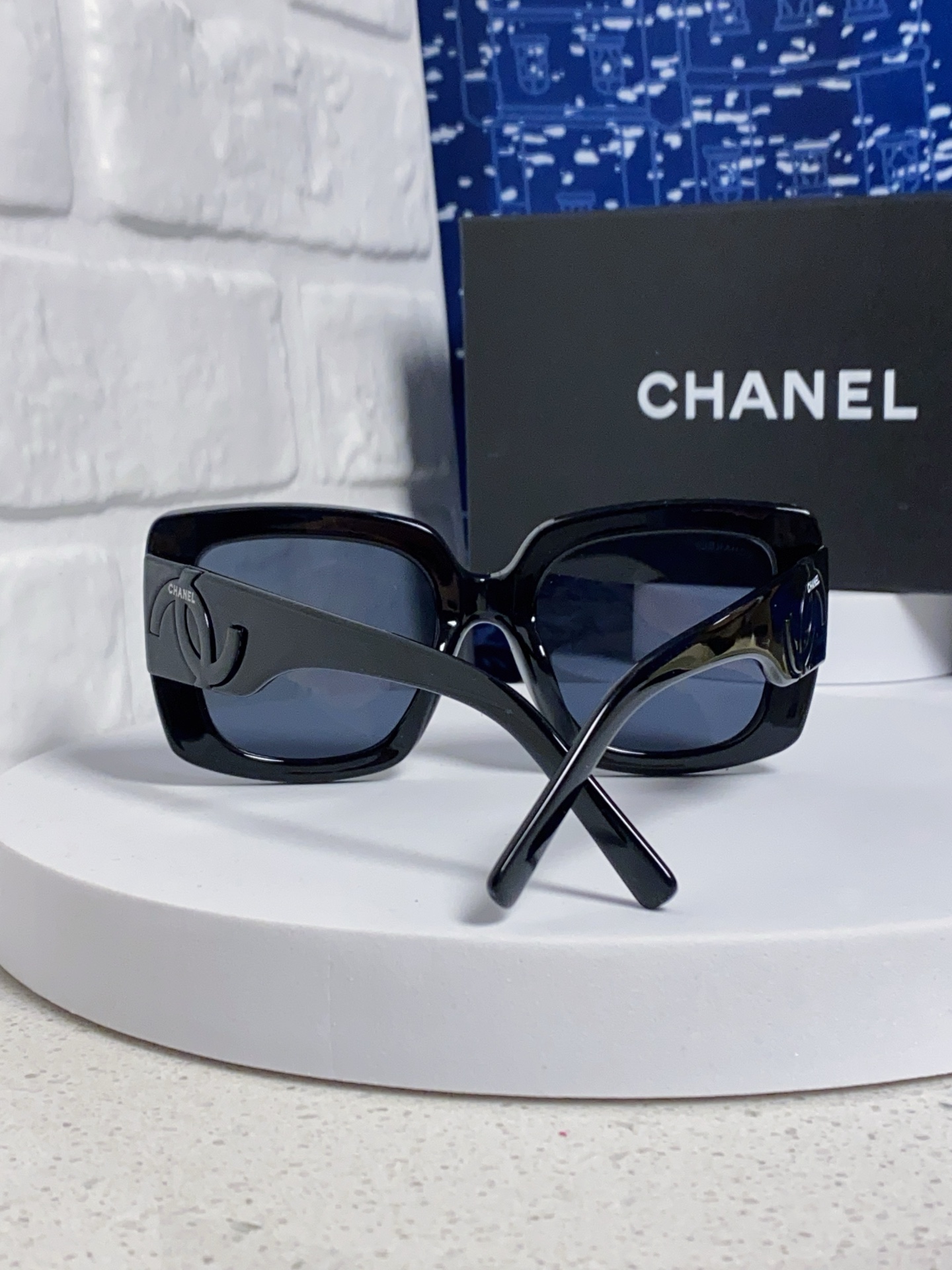  Chanel香奈儿 🕶️Vintage ch5823香奶奶新款☀️
优雅复古的超大方框遮脸墨镜来了🎞
