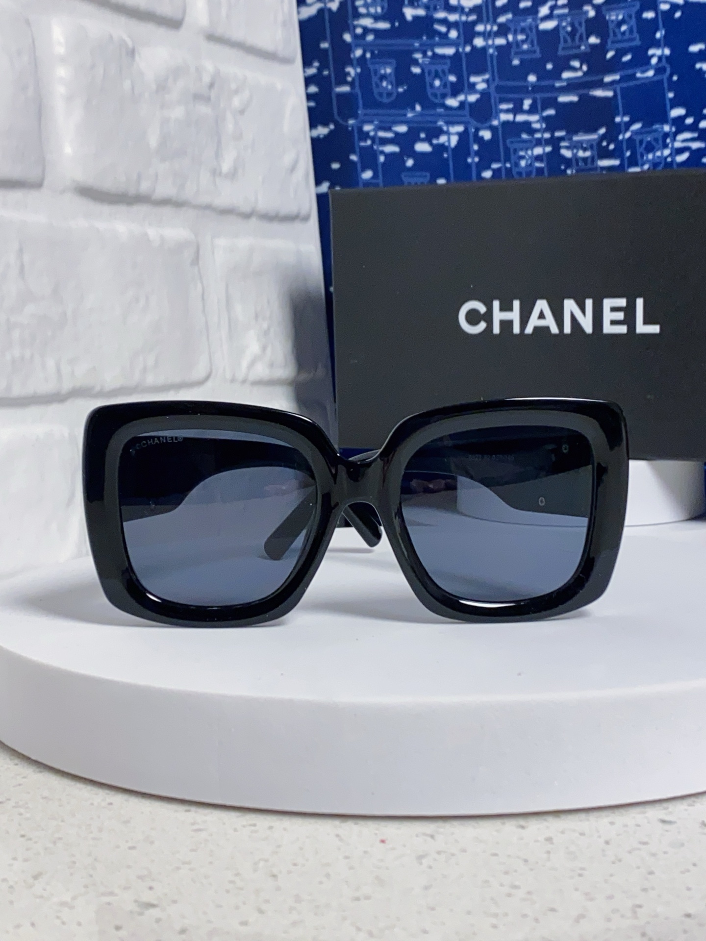  Chanel香奈儿 🕶️Vintage ch5823香奶奶新款☀️
优雅复古的超大方框遮脸墨镜来了🎞
