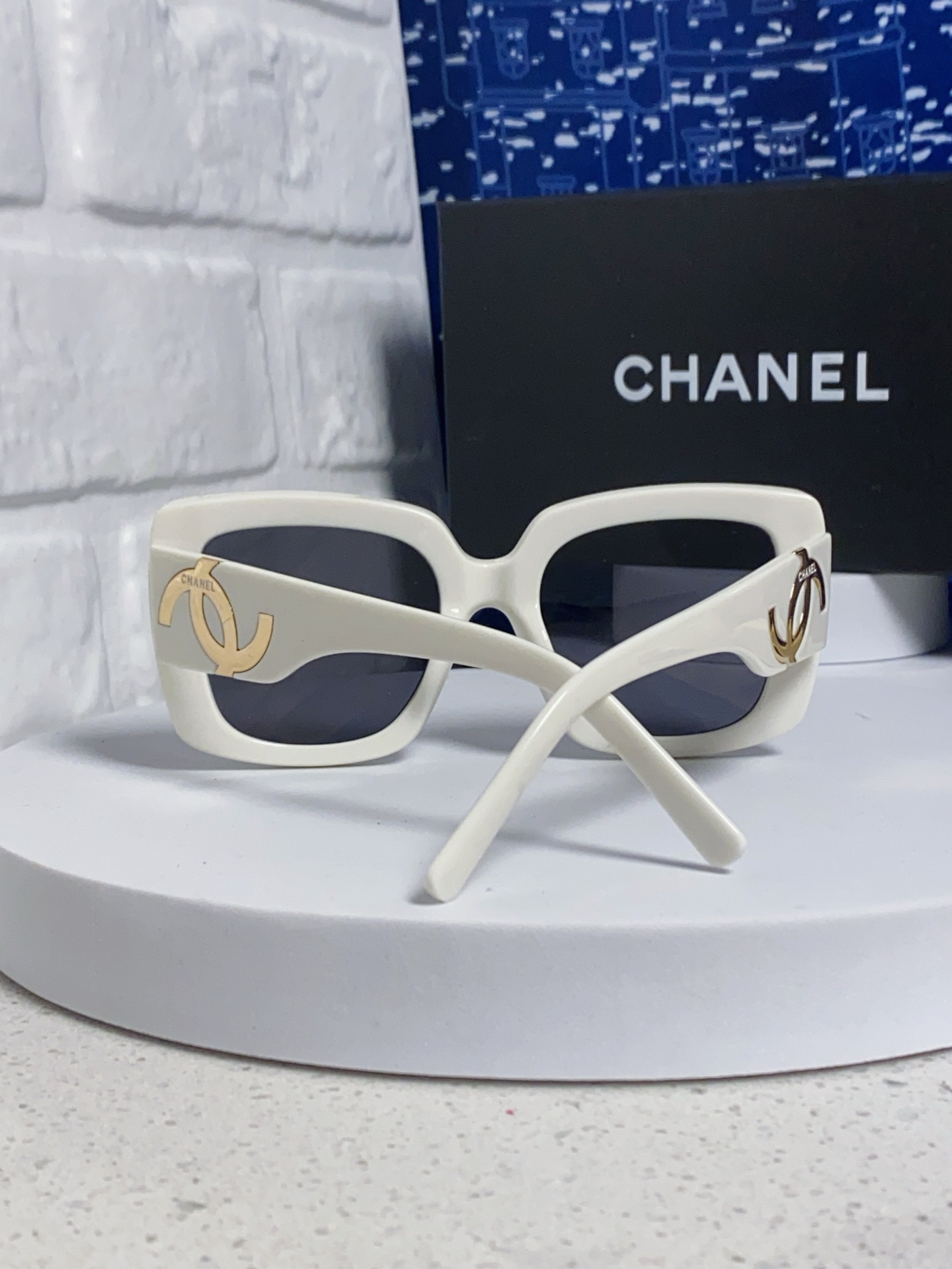  Chanel香奈儿 🕶️Vintage ch5823香奶奶新款☀️
优雅复古的超大方框遮脸墨镜来了🎞
