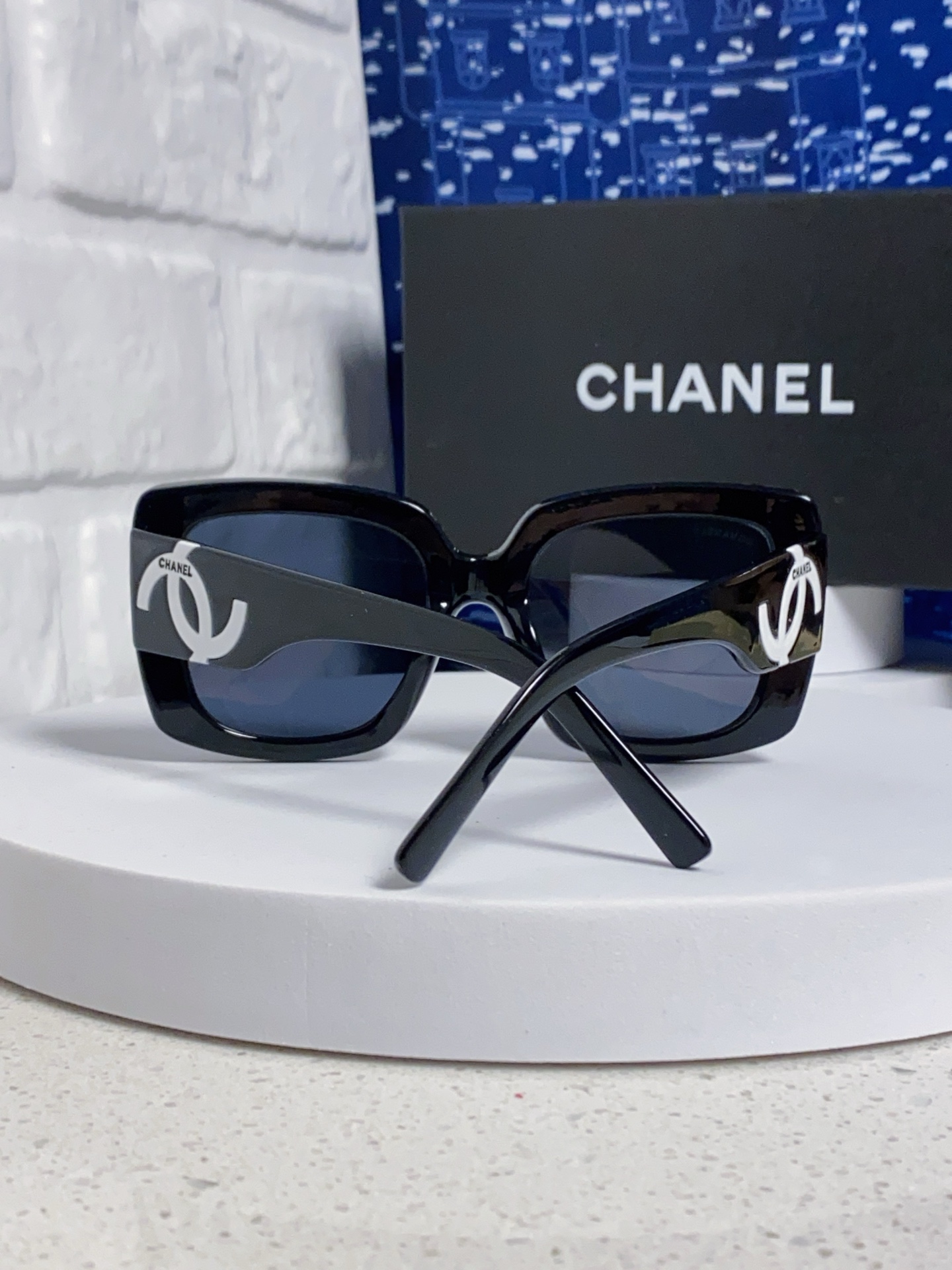  Chanel香奈儿 🕶️Vintage ch5823香奶奶新款☀️
优雅复古的超大方框遮脸墨镜来了🎞
