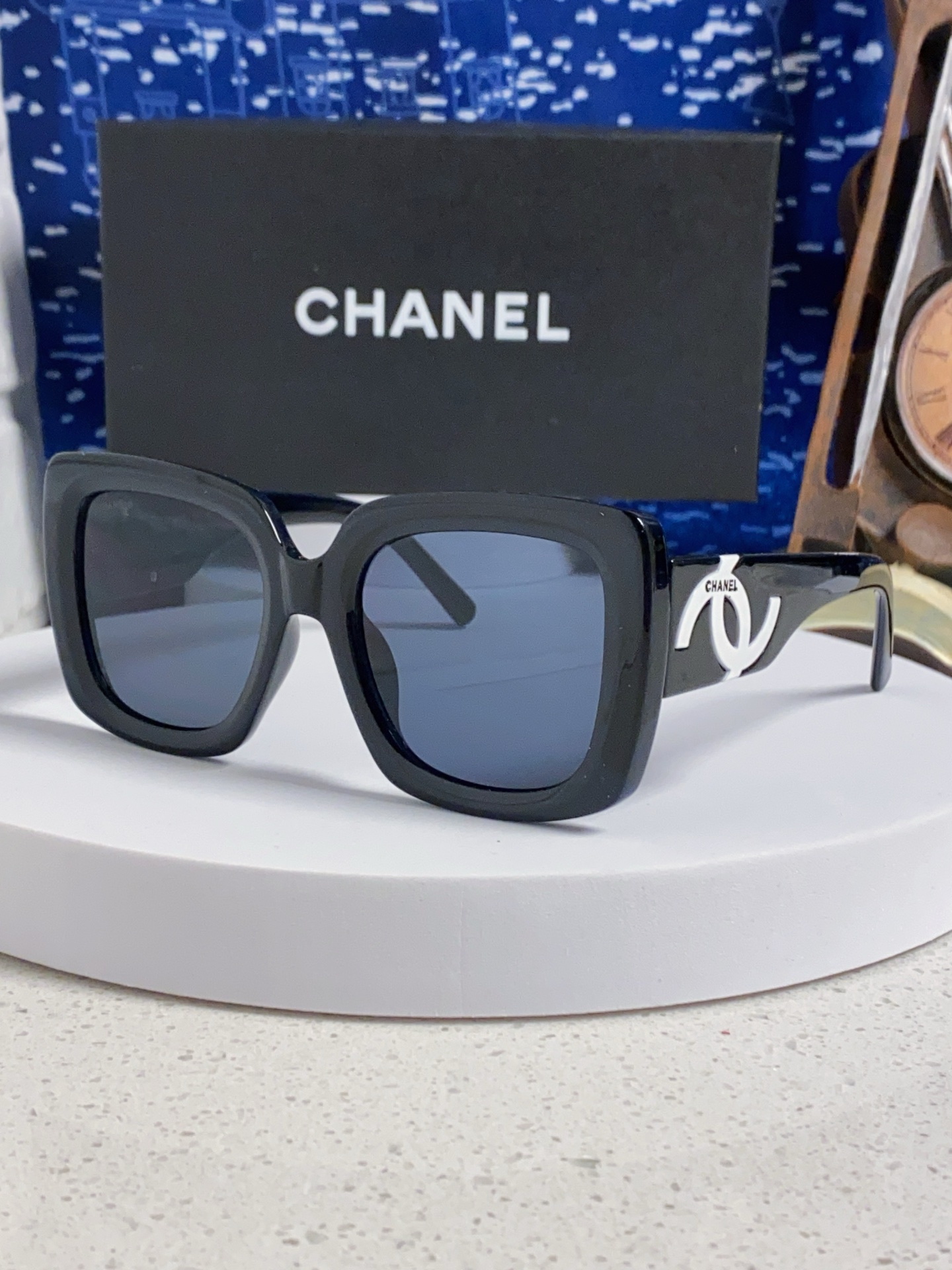  Chanel香奈儿 🕶️Vintage ch5823香奶奶新款☀️
优雅复古的超大方框遮脸墨镜来了🎞
