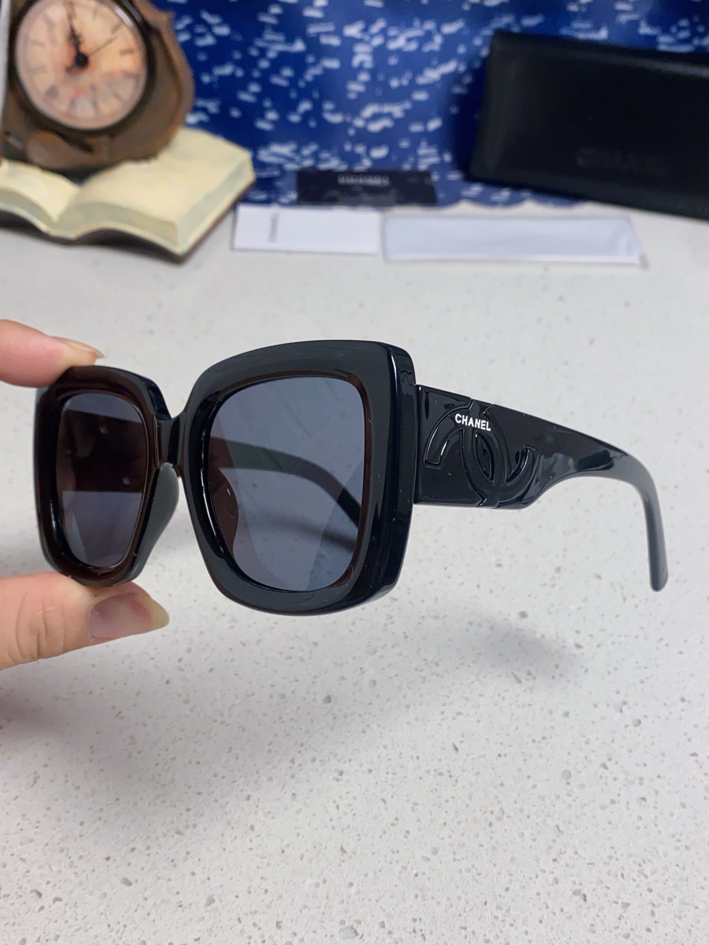  Chanel香奈儿 🕶️Vintage ch5823香奶奶新款☀️
优雅复古的超大方框遮脸墨镜来了🎞
