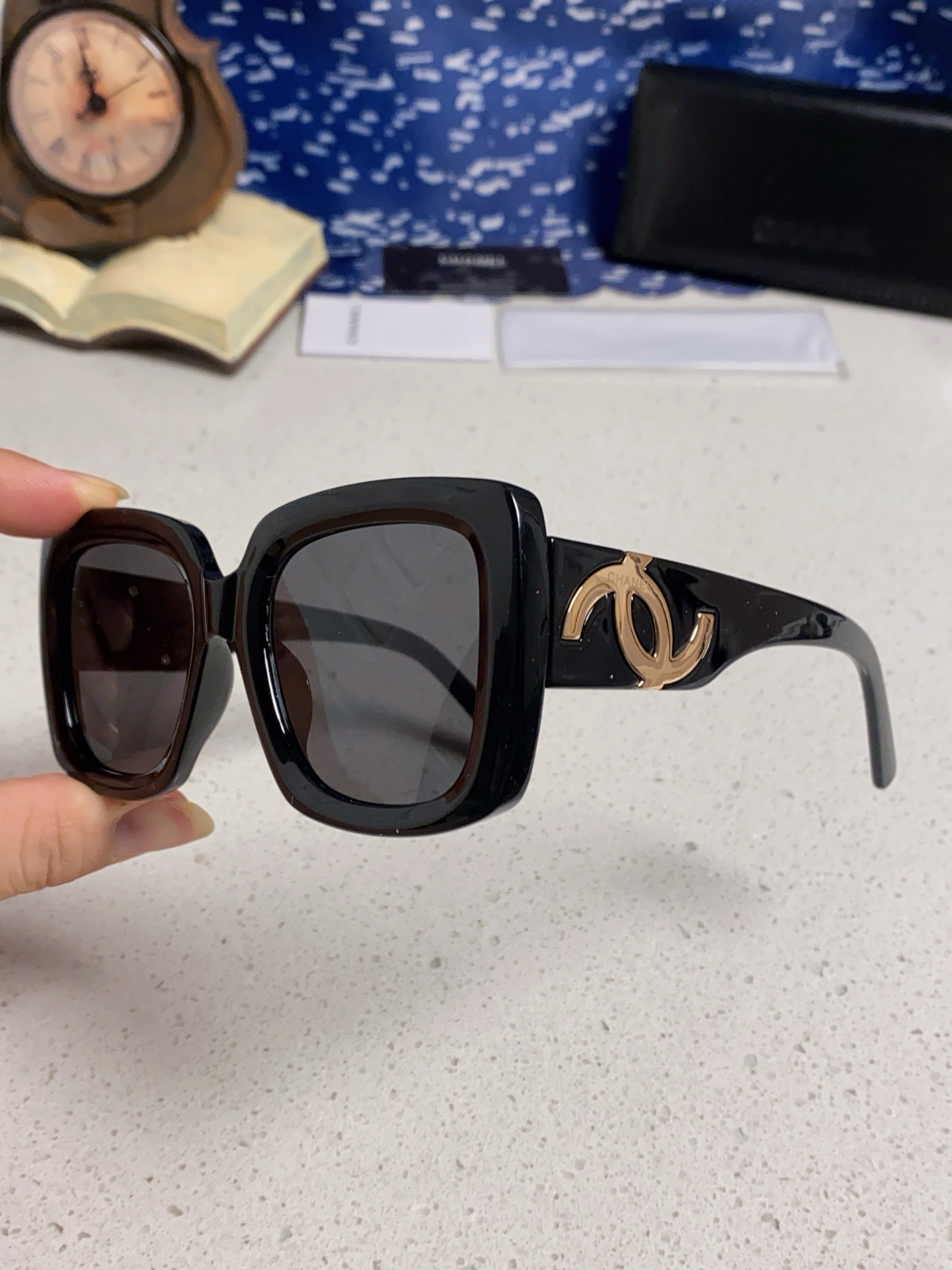  Chanel香奈儿 🕶️Vintage ch5823香奶奶新款☀️
优雅复古的超大方框遮脸墨镜来了🎞
