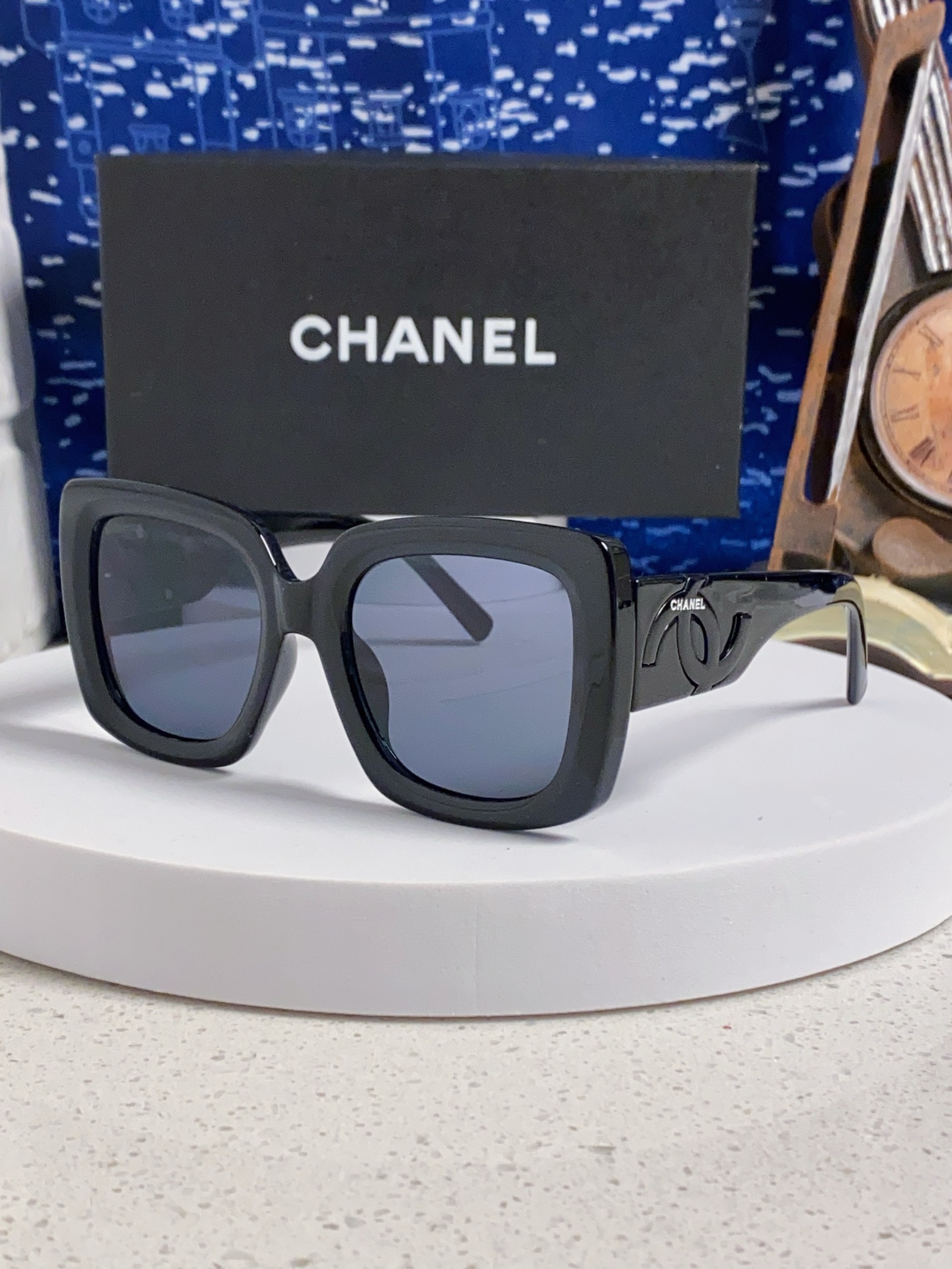  Chanel香奈儿 🕶️Vintage ch5823香奶奶新款☀️
优雅复古的超大方框遮脸墨镜来了🎞
