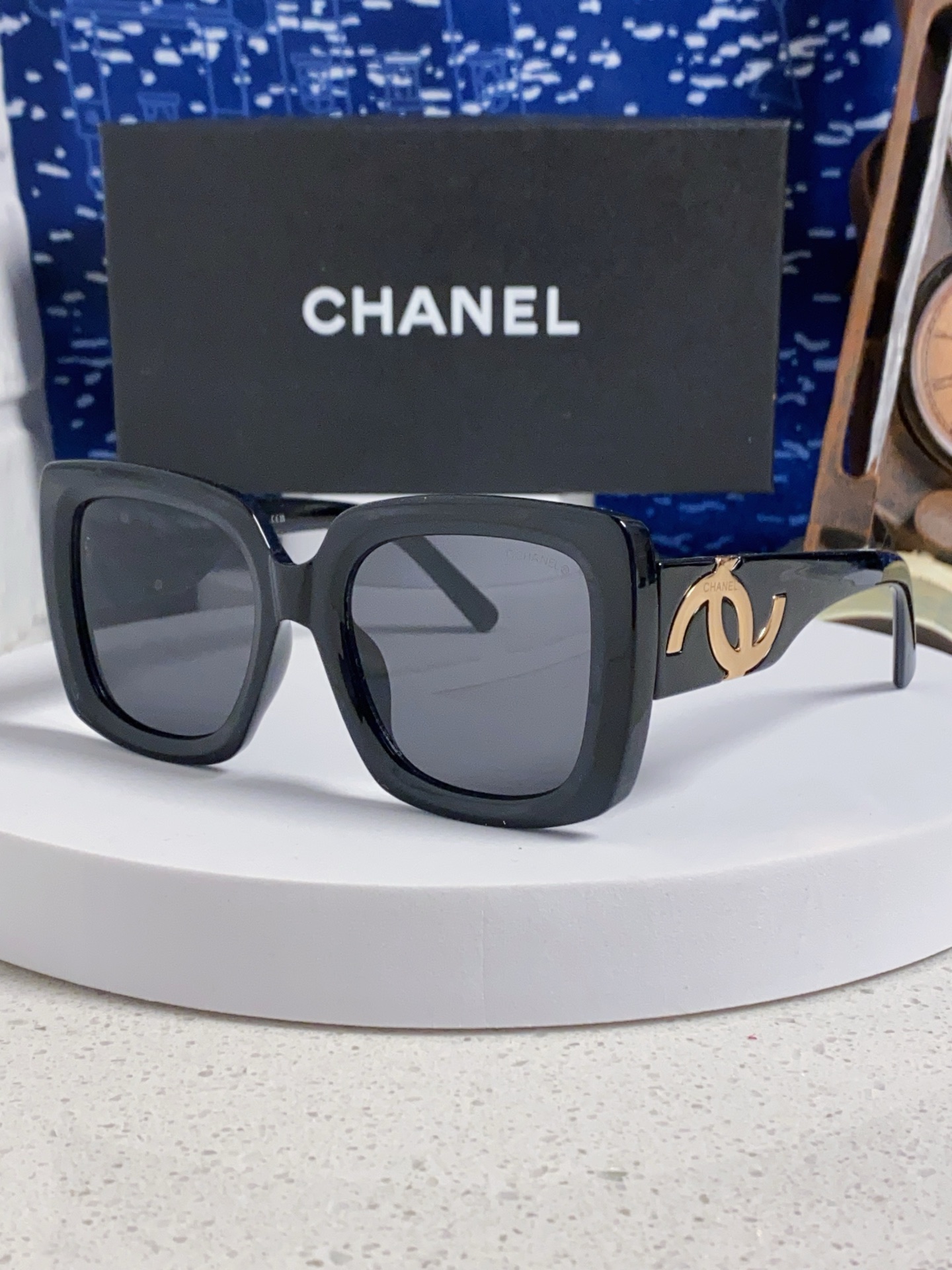  Chanel香奈儿 🕶️Vintage ch5823香奶奶新款☀️
优雅复古的超大方框遮脸墨镜来了🎞
