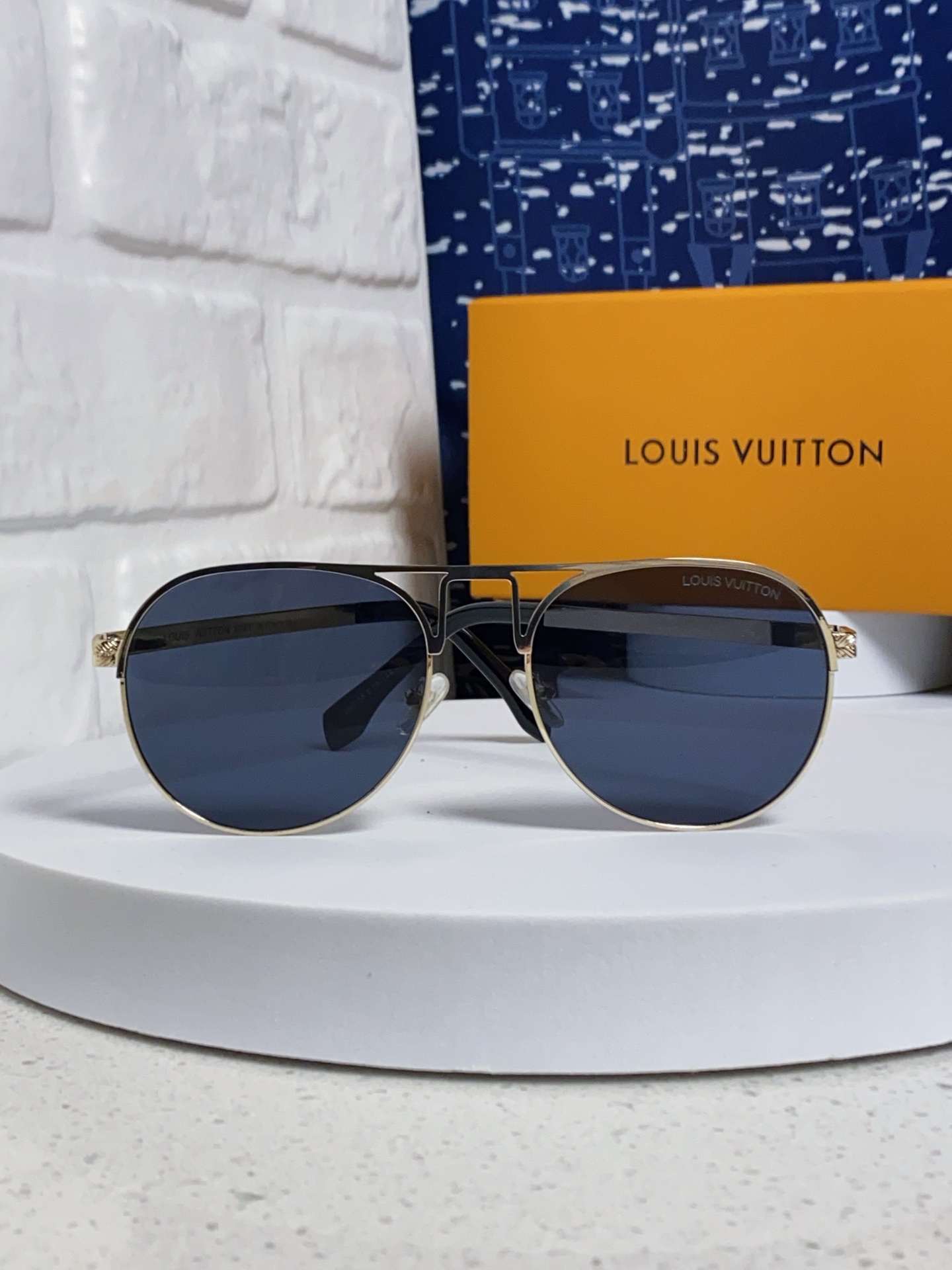  LouisVuitton路易威登  2025新款女士金属椭圆框太阳眼镜时尚网红风遮阳墨镜男飞行员防紫外
