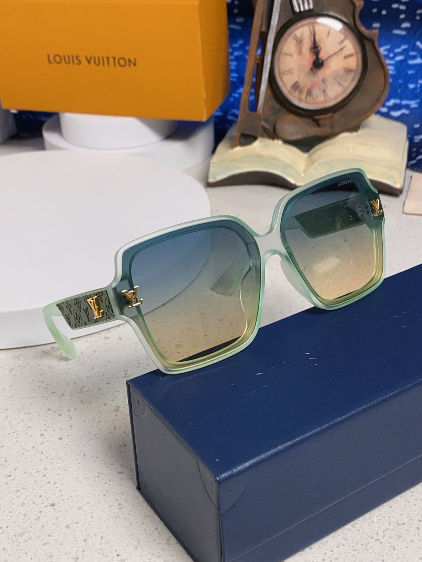 LV路易威登 2025新款女士方框太阳眼镜 开车墨镜 新款太阳镜 时尚大方 舒适轻盈 精致奢华 超轻