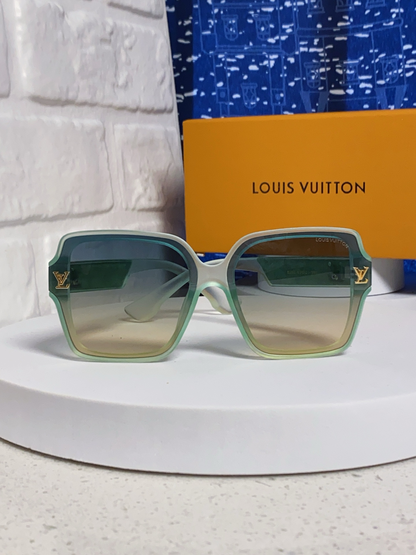 LV路易威登 2025新款女士方框太阳眼镜 开车墨镜 新款太阳镜 时尚大方 舒适轻盈 精致奢华 超轻