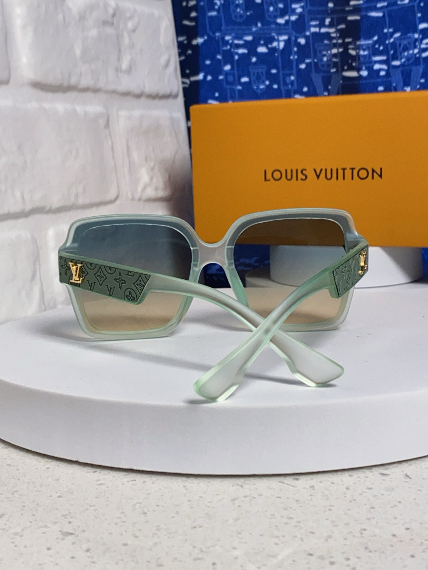 LV路易威登 2025新款女士方框太阳眼镜 开车墨镜 新款太阳镜 时尚大方 舒适轻盈 精致奢华 超轻