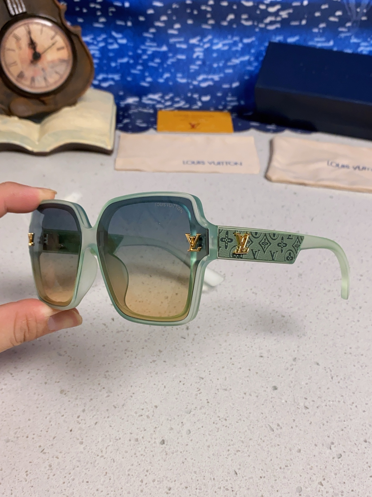 LV路易威登 2025新款女士方框太阳眼镜 开车墨镜 新款太阳镜 时尚大方 舒适轻盈 精致奢华 超轻