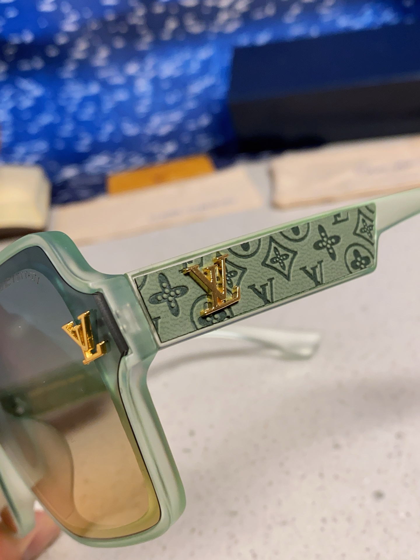 LV路易威登 2025新款女士方框太阳眼镜 开车墨镜 新款太阳镜 时尚大方 舒适轻盈 精致奢华 超轻