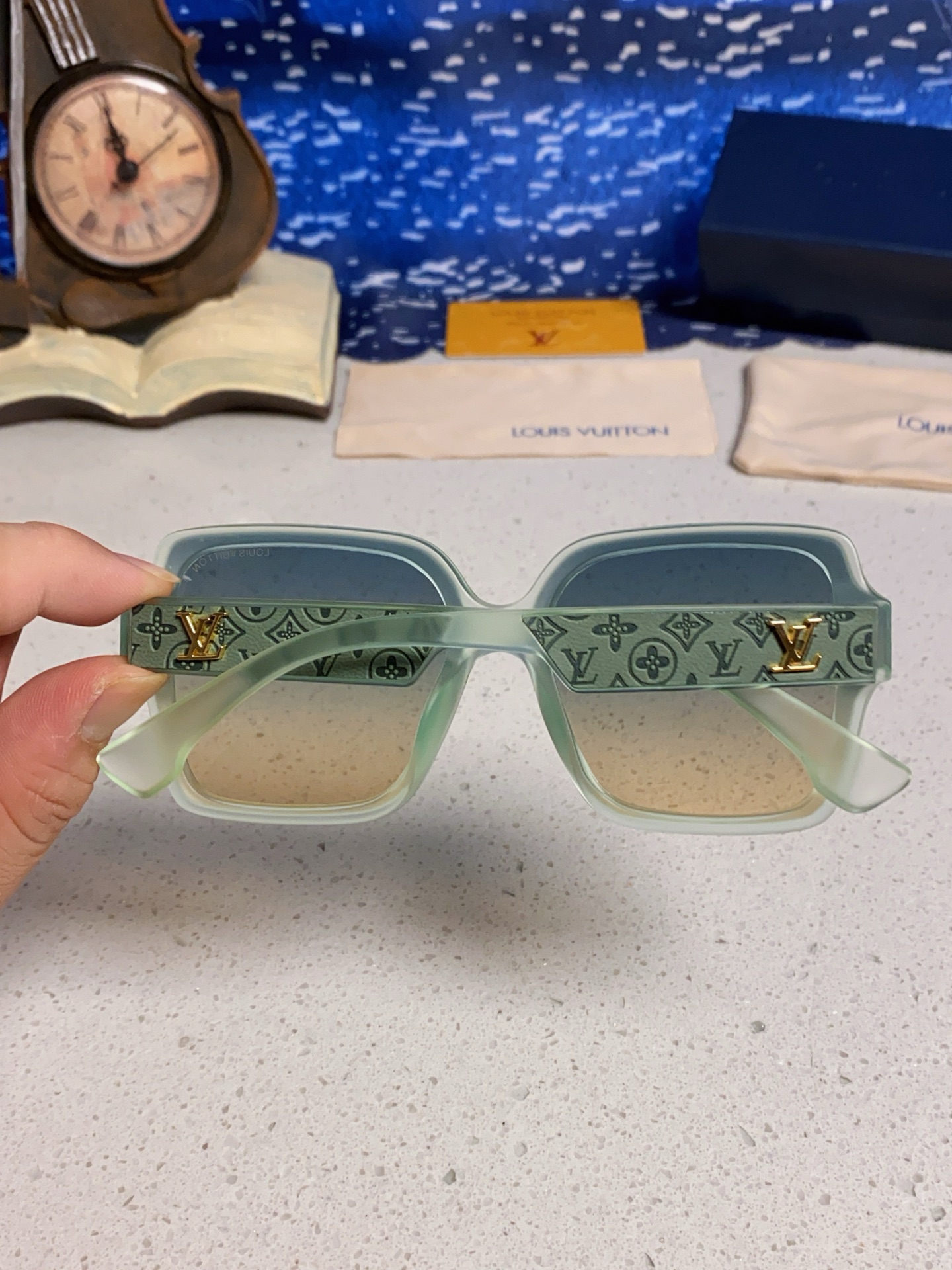 LV路易威登 2025新款女士方框太阳眼镜 开车墨镜 新款太阳镜 时尚大方 舒适轻盈 精致奢华 超轻