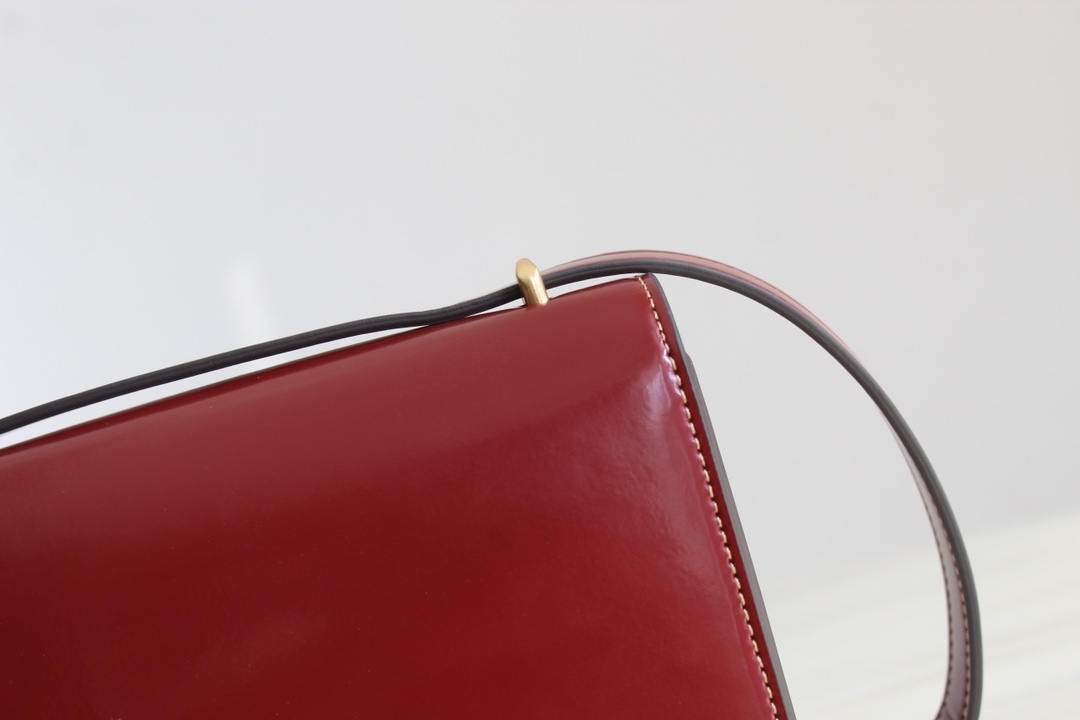 Tory Burch Tory Burch23年 Box小金砖 Eleanor翻盖豆腐包 包身利落有型