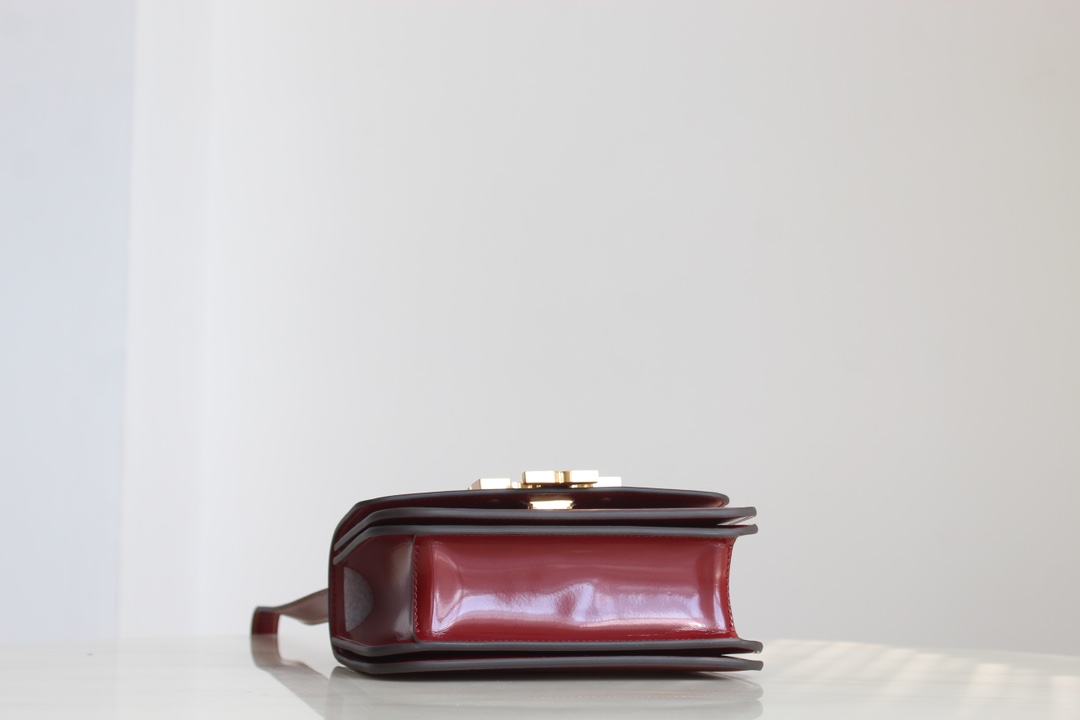Tory Burch Tory Burch23年 Box小金砖 Eleanor翻盖豆腐包 包身利落有型