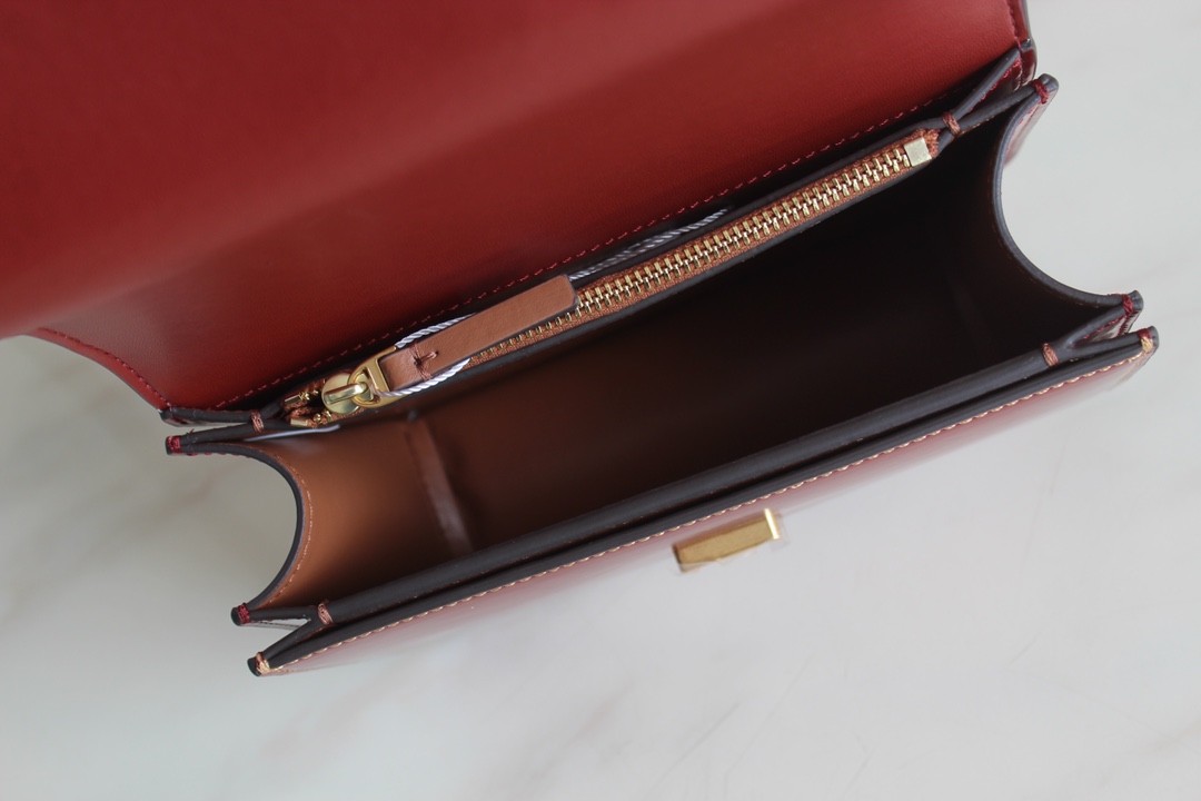 Tory Burch Tory Burch23年 Box小金砖 Eleanor翻盖豆腐包 包身利落有型