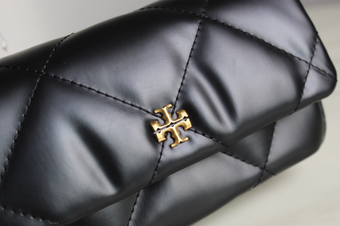 Tory Burch Tory Burch新款云朵包 Kira系列迷你翻盖肩背包 透过蓬松的菱形绗缝设计