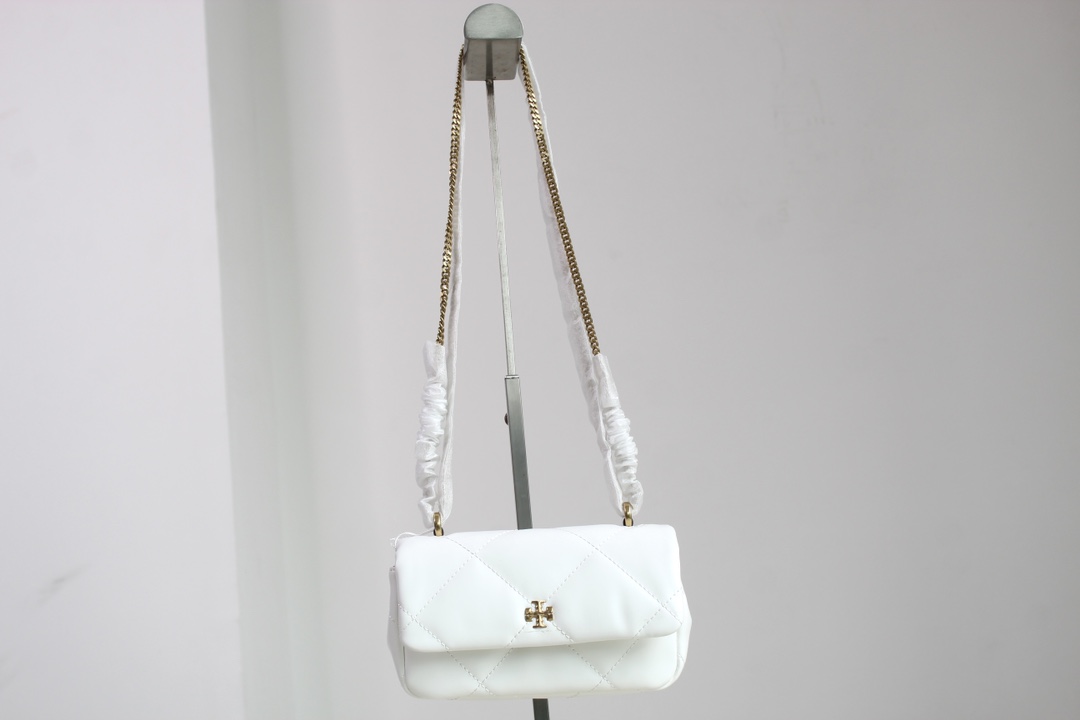 Tory Burch Tory Burch新款云朵包 Kira系列迷你翻盖肩背包 透过蓬松的菱形绗缝设计