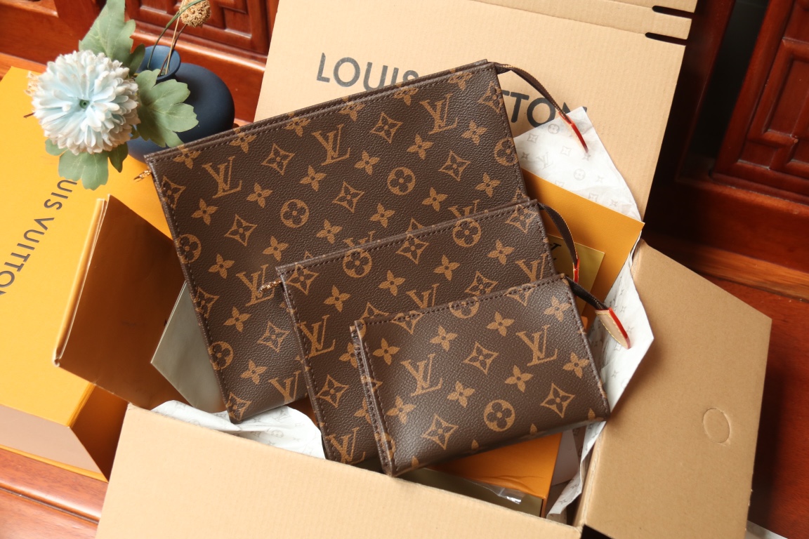 Louis Vuitton Ensemble de Trois Pochettes de Maquillage Monogram, Élégance et Fonction
