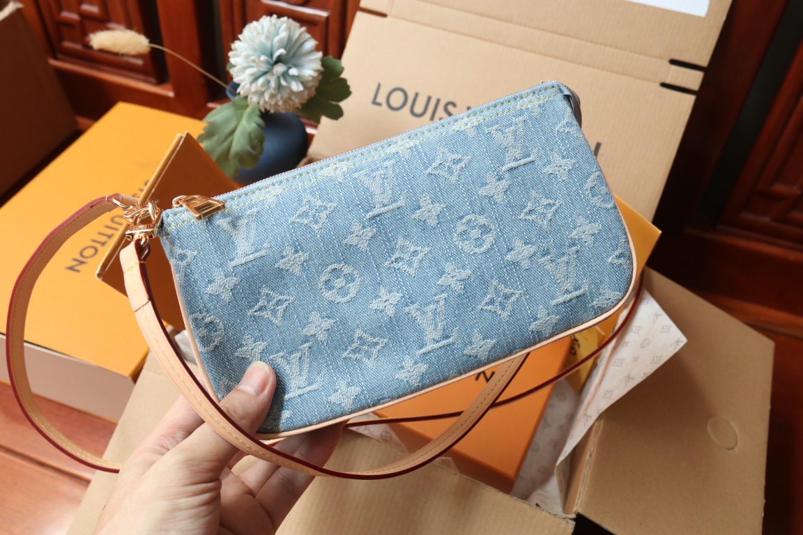 Louis Vuitton M82962 浅蓝牛仔配饰包这款配饰包可谓永远的 款式 它以Monogram Denim 棉布