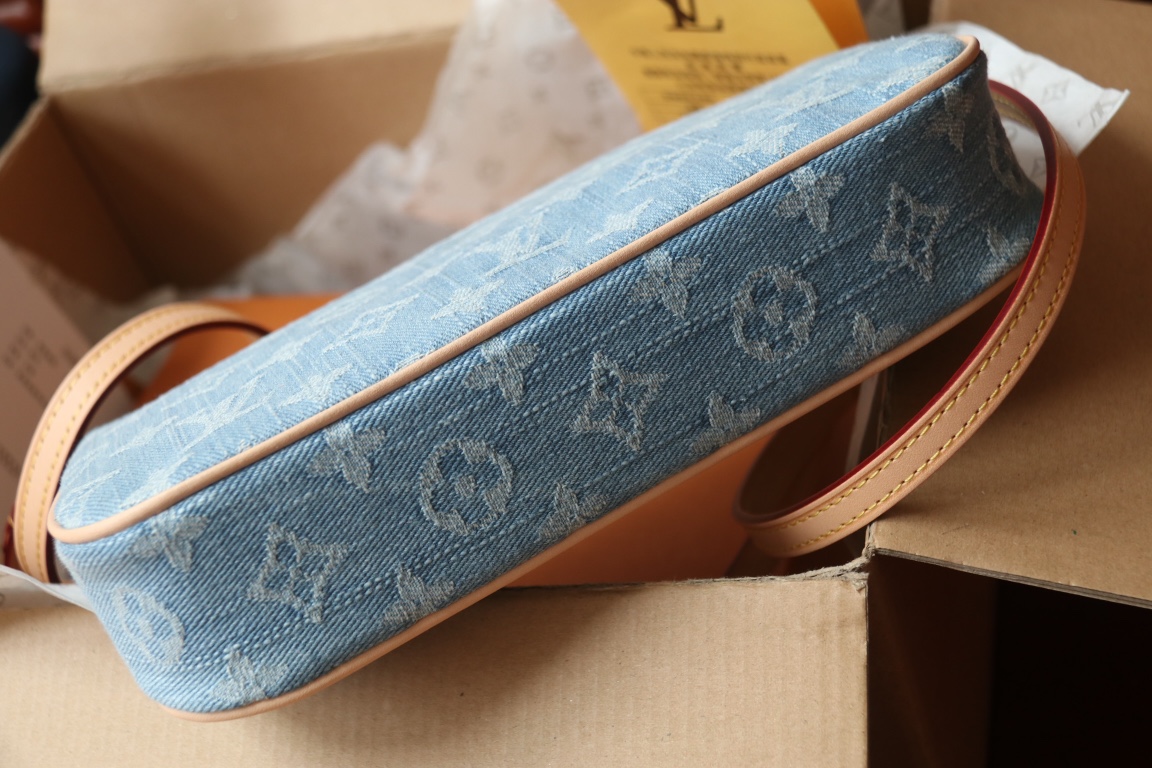 Louis Vuitton M82962 浅蓝牛仔配饰包这款配饰包可谓永远的 款式 它以Monogram Denim 棉布