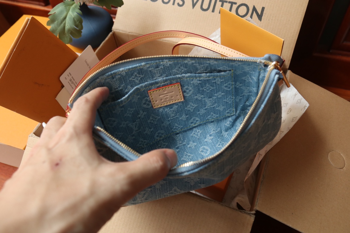 Louis Vuitton M82962 浅蓝牛仔配饰包这款配饰包可谓永远的 款式 它以Monogram Denim 棉布
