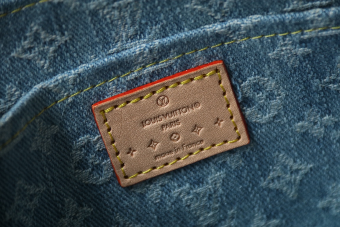Louis Vuitton M82962 浅蓝牛仔配饰包这款配饰包可谓永远的 款式 它以Monogram Denim 棉布