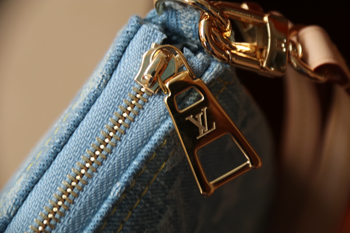 Louis Vuitton M82962 浅蓝牛仔配饰包这款配饰包可谓永远的 款式 它以Monogram Denim 棉布