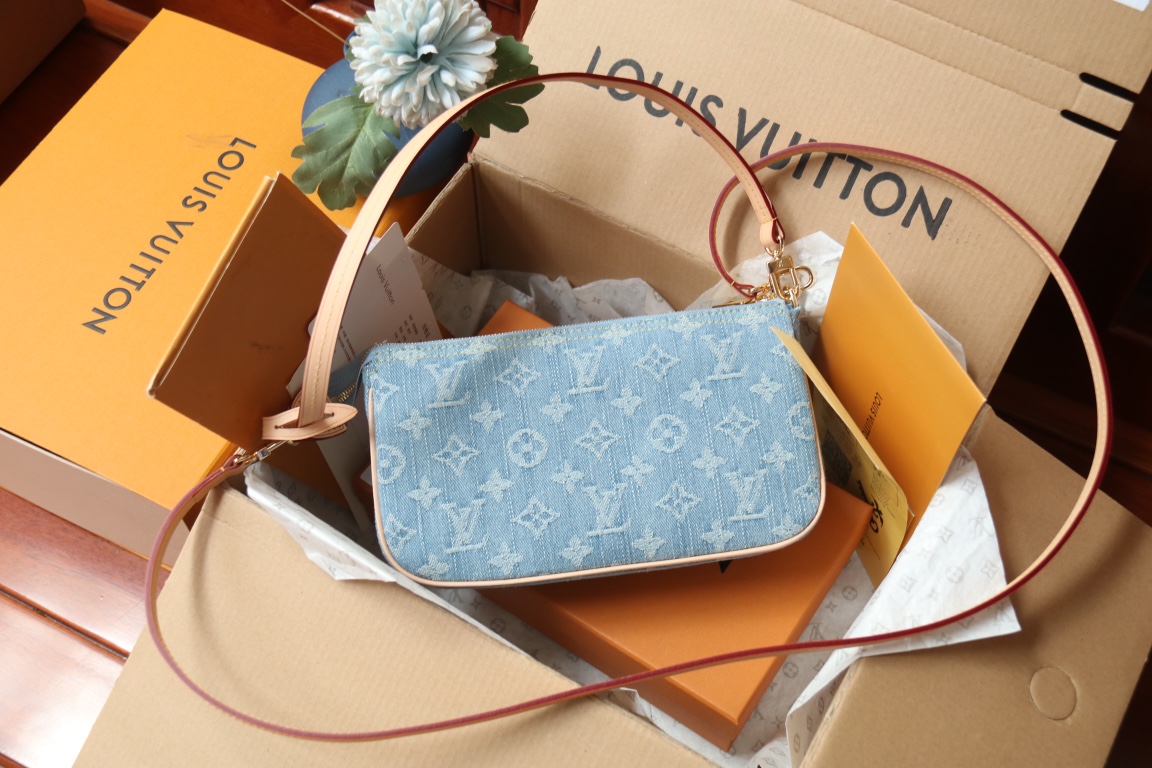 Louis Vuitton M82962 浅蓝牛仔配饰包这款配饰包可谓永远的 款式 它以Monogram Denim 棉布