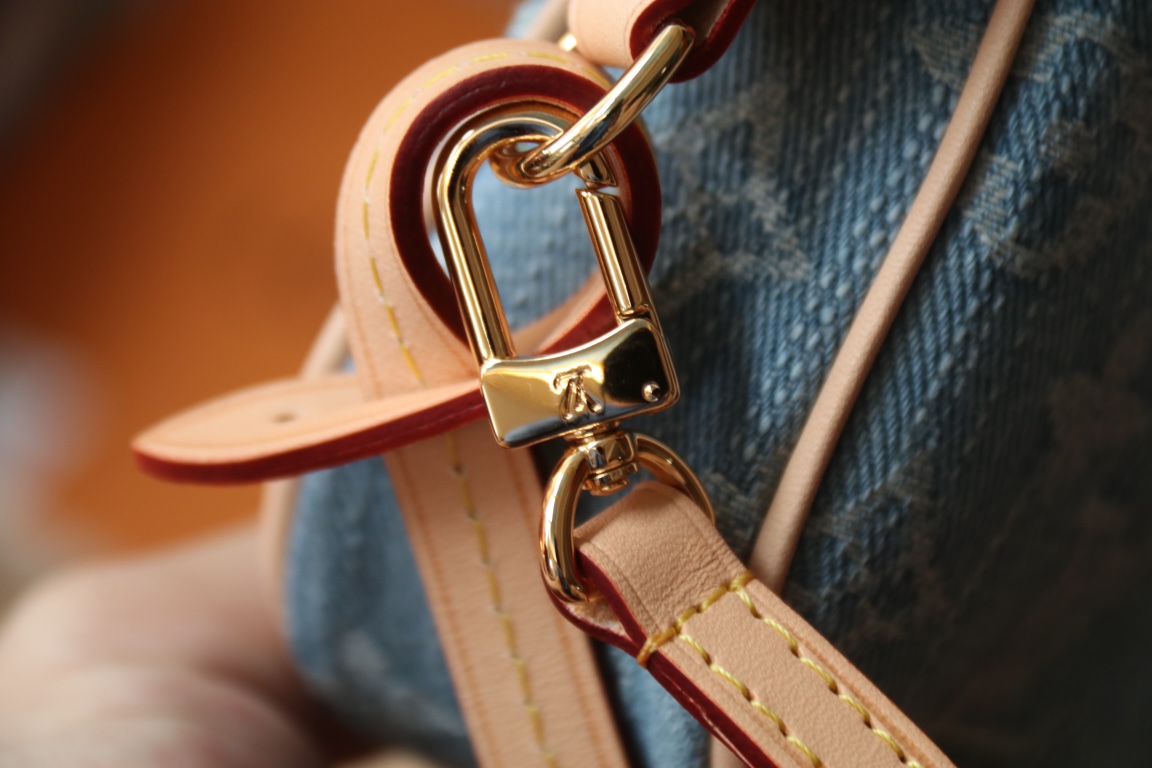 Louis Vuitton M82962 浅蓝牛仔配饰包这款配饰包可谓永远的 款式 它以Monogram Denim 棉布
