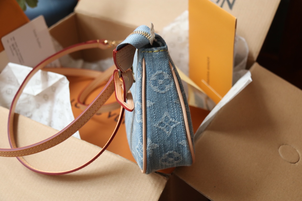 Louis Vuitton M82962 浅蓝牛仔配饰包这款配饰包可谓永远的 款式 它以Monogram Denim 棉布