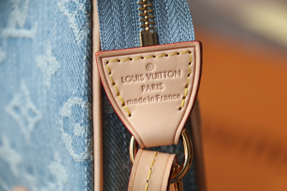 Louis Vuitton M82962 浅蓝牛仔配饰包这款配饰包可谓永远的 款式 它以Monogram Denim 棉布