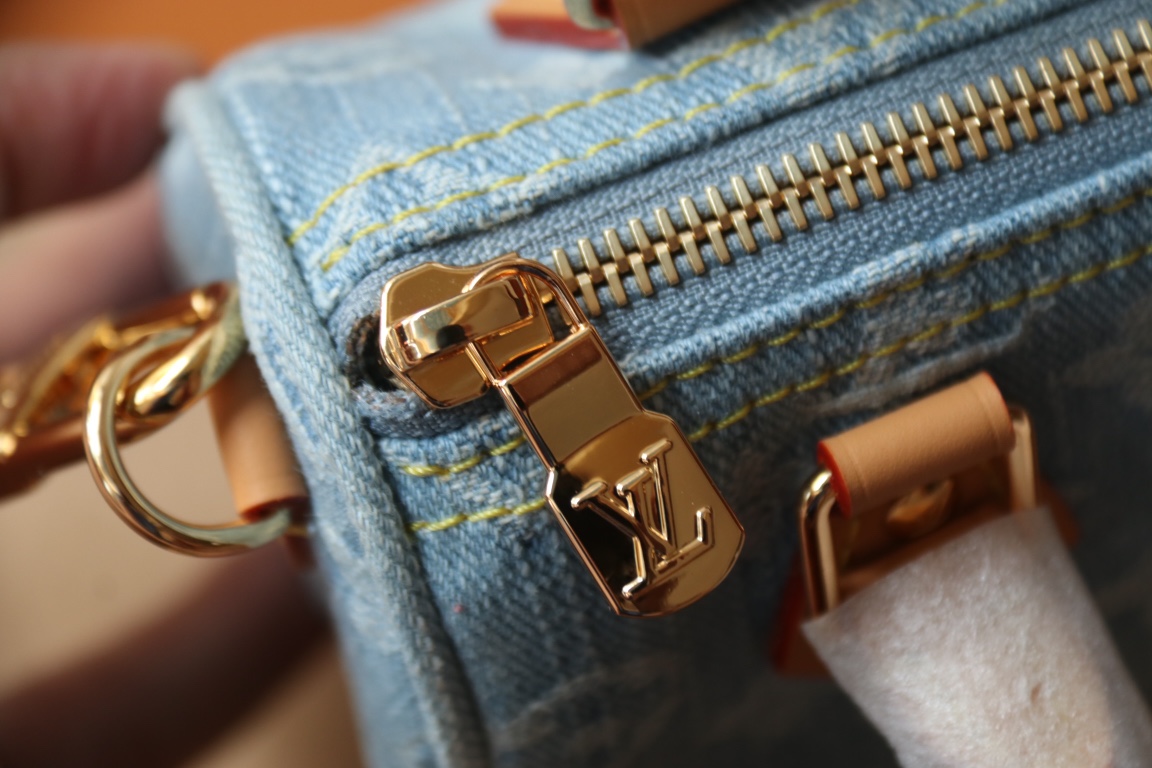 Louis Vuitton 动态芯片版 M11212 本款Nano Speedy手袋为棉质丹宁织就Monogram图案