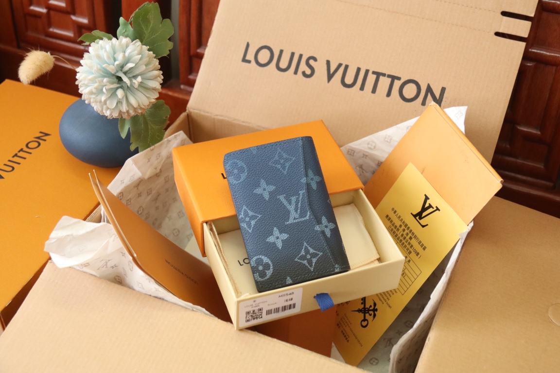 Louis Vuitton M11548卡包new color这款袋装钱夹设有七个夹层，可放信用卡、乘车卡、名片，甚至城市地图