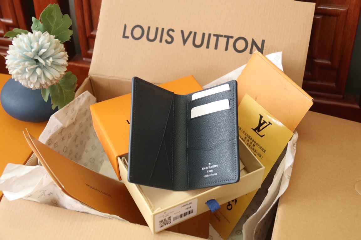 Louis Vuitton M11548卡包new color这款袋装钱夹设有七个夹层，可放信用卡、乘车卡、名片，甚至城市地图