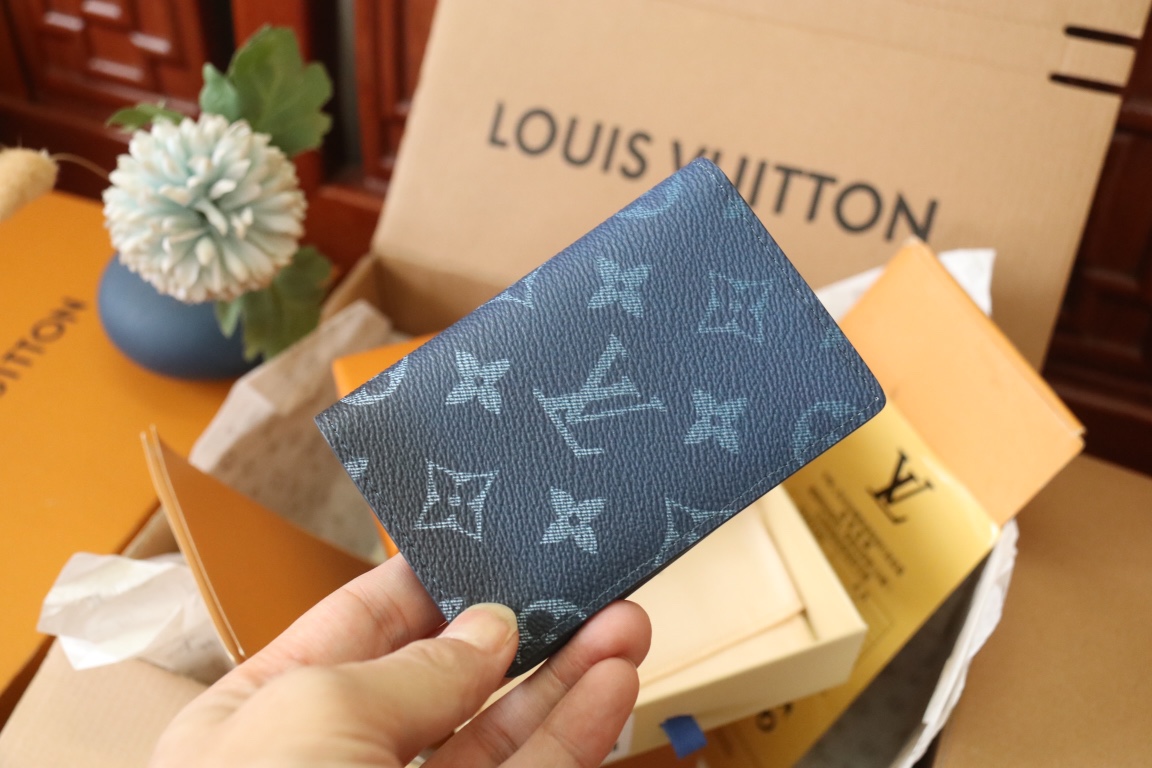 Louis Vuitton M11548卡包new color这款袋装钱夹设有七个夹层，可放信用卡、乘车卡、名片，甚至城市地图