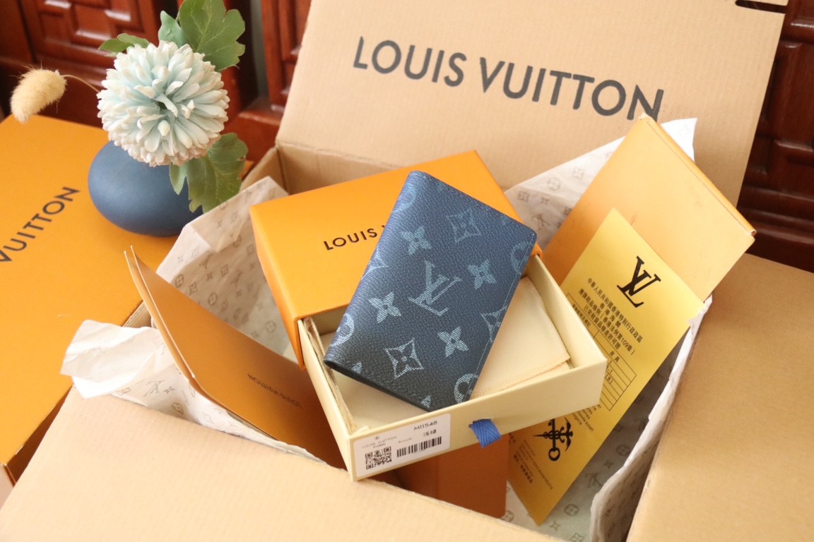 Louis Vuitton M11548卡包new color这款袋装钱夹设有七个夹层，可放信用卡、乘车卡、名片，甚至城市地图