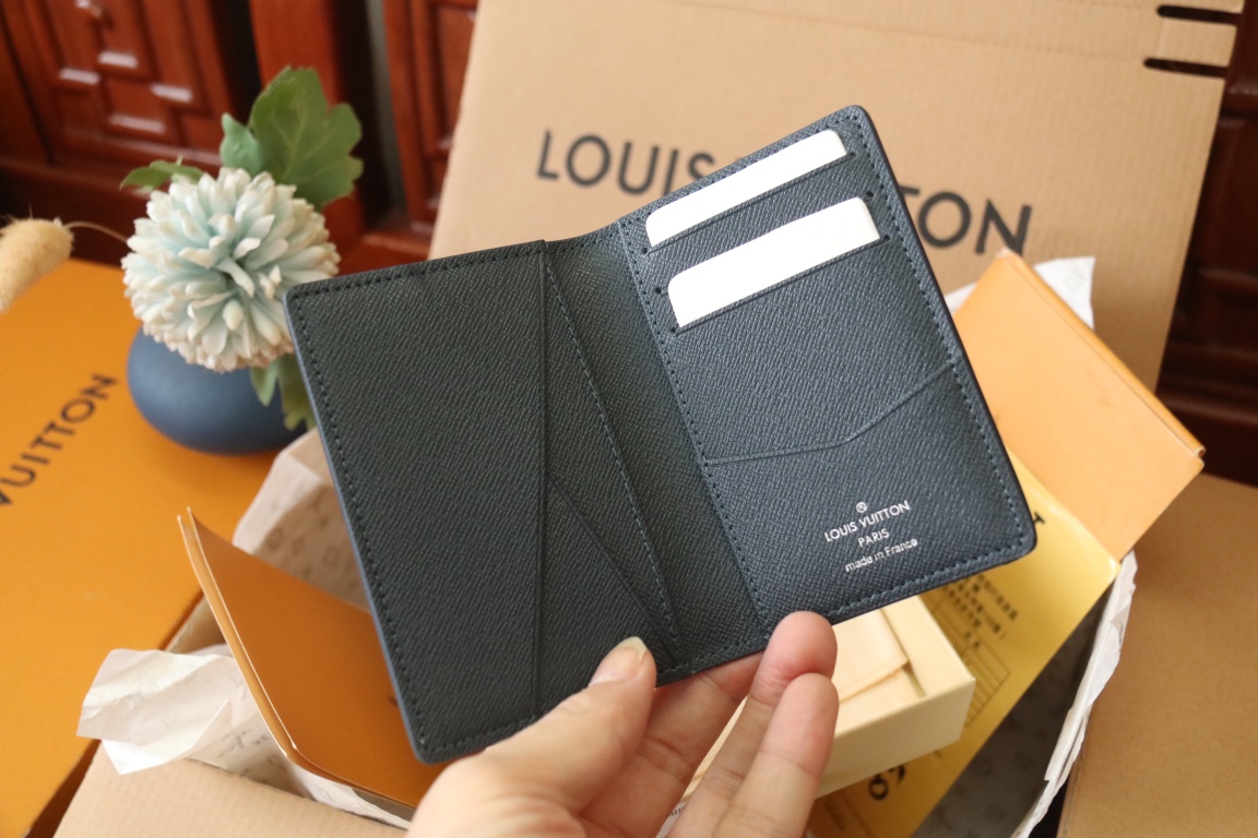 Louis Vuitton M11548卡包new color这款袋装钱夹设有七个夹层，可放信用卡、乘车卡、名片，甚至城市地图