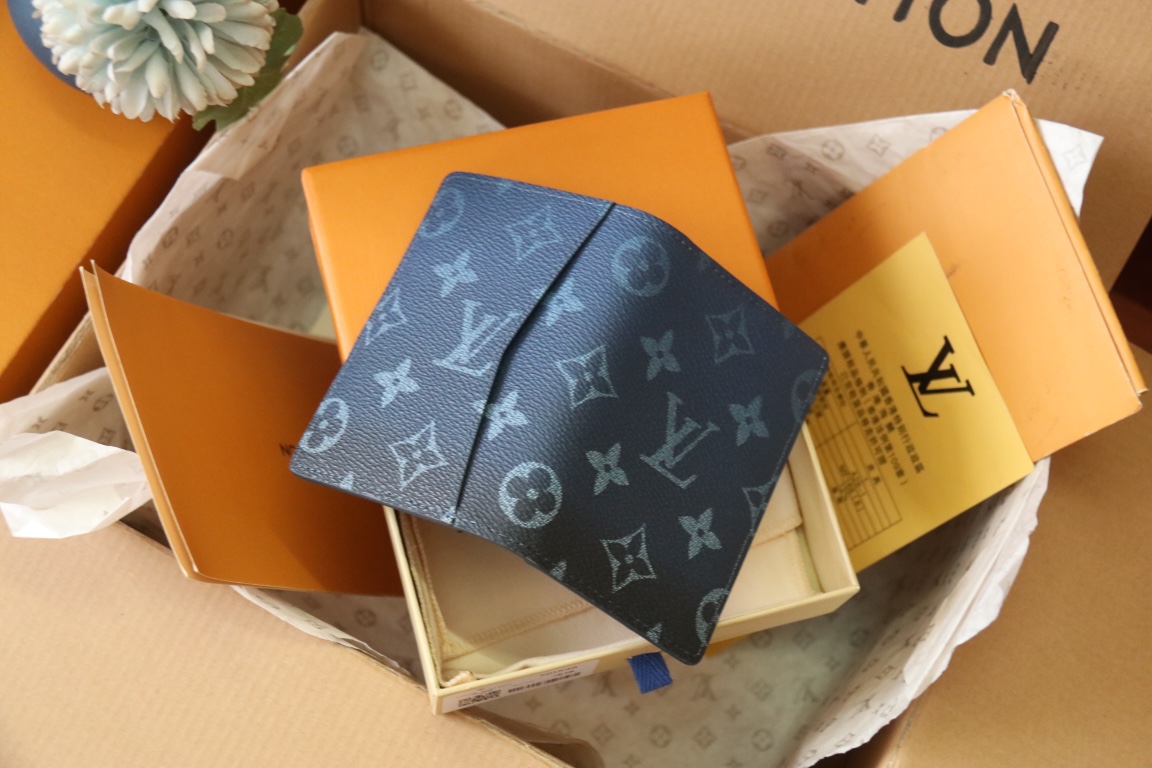 Louis Vuitton M11548卡包new color这款袋装钱夹设有七个夹层，可放信用卡、乘车卡、名片，甚至城市地图